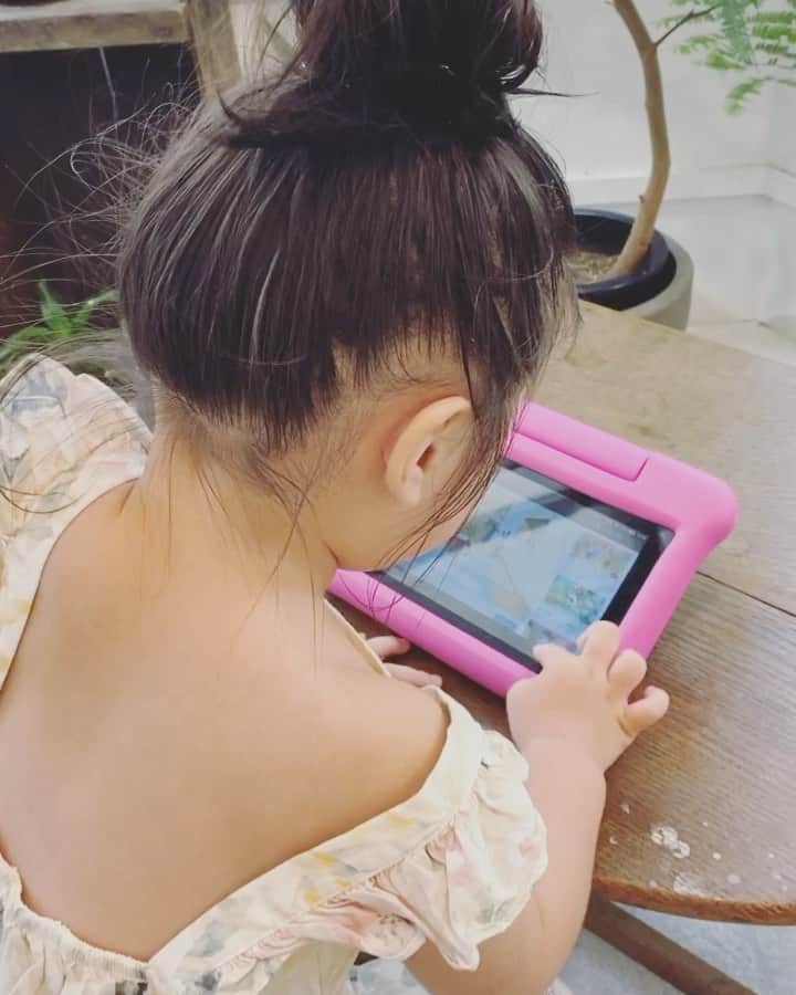 &mのインスタグラム：「タブレットの触りかたがいっちょまえ😂 #1y8m」