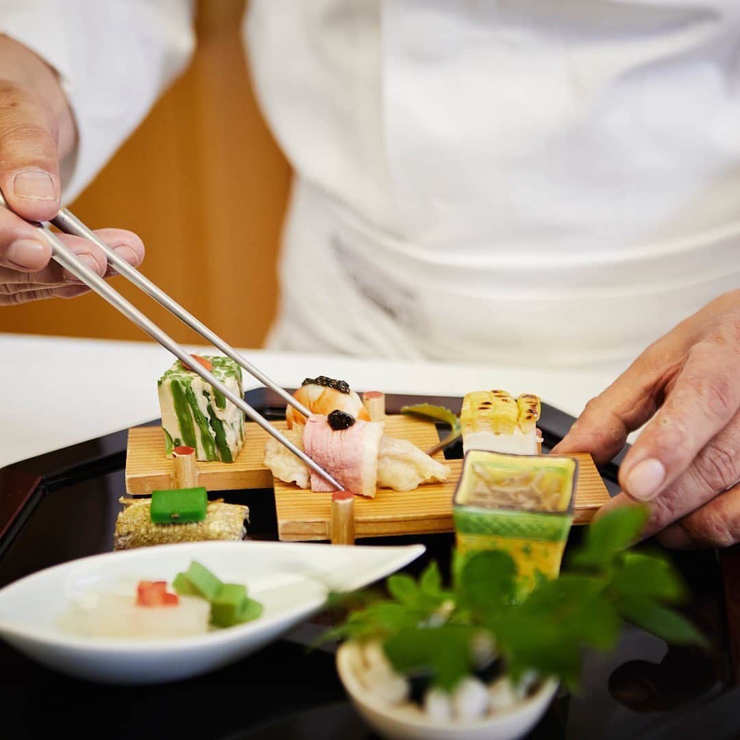 のインスタグラム：「本日より、日本料理「源氏香」と中国料理「桂花苑」の営業を再開いたします！﻿ 引き続きシェフズダイニング「シンフォニー」、ロビーラウンジ「フォンテーヌ」、スイーツ&ベーカリー「粋」も営業しております。﻿ ﻿ ★日本料理「源氏香」、中国料理「桂花苑」﻿ ランチ　 11:30～14:30(ラストオーダー　14:00)﻿ ディナー　17:30～21:00(ラストオーダー　20:00)﻿ ﻿ ★シェフズダイニング「シンフォニー」﻿ 7:00～21:00(ラストオーダー　20:00)﻿ ﻿ ★ロビーラウンジ「フォンテーヌ」﻿ 10:00～21:00(ラストオーダー　20:00)﻿ ﻿ ★スイーツ&ベーカリー「粋」﻿ 11:00～20:00﻿ ﻿ ﻿ ロイヤルパークホテルでは、お客様に安心・安全にご利用いただけるよう、新型コロナウイルスの感染予防、感染拡大防止策を講じて運営にあたっております。﻿ これからもお客様に愛され続けるホテルであるよう、サービスレベルの向上を図り、充実したホテルライフのご提供に努めてまいります。﻿ ﻿ #ロイヤルパークホテル #ロイヤルパーク #ロイヤルパークホテル東京 #ロイパ東京 #水天宮 #人形町 #日本橋 #粋な街の意気なおもてなし #大人女子 #食べすたぐらむ #たべすたぐらむ #東京グルメ #日本橋グルメ #東京ランチ #日本橋ランチ #ホテルランチ #ホテルディナー #営業再開 #ホテル好き﻿ #royalparkhotel #royalpark #royalparkhoteljp #royalparkhoteltokyo #ChicTokyoStay #nihonbashi #thepreferredlife #ipreferrewards #tokyorestaurant #tokyofood #tokyofoodie」