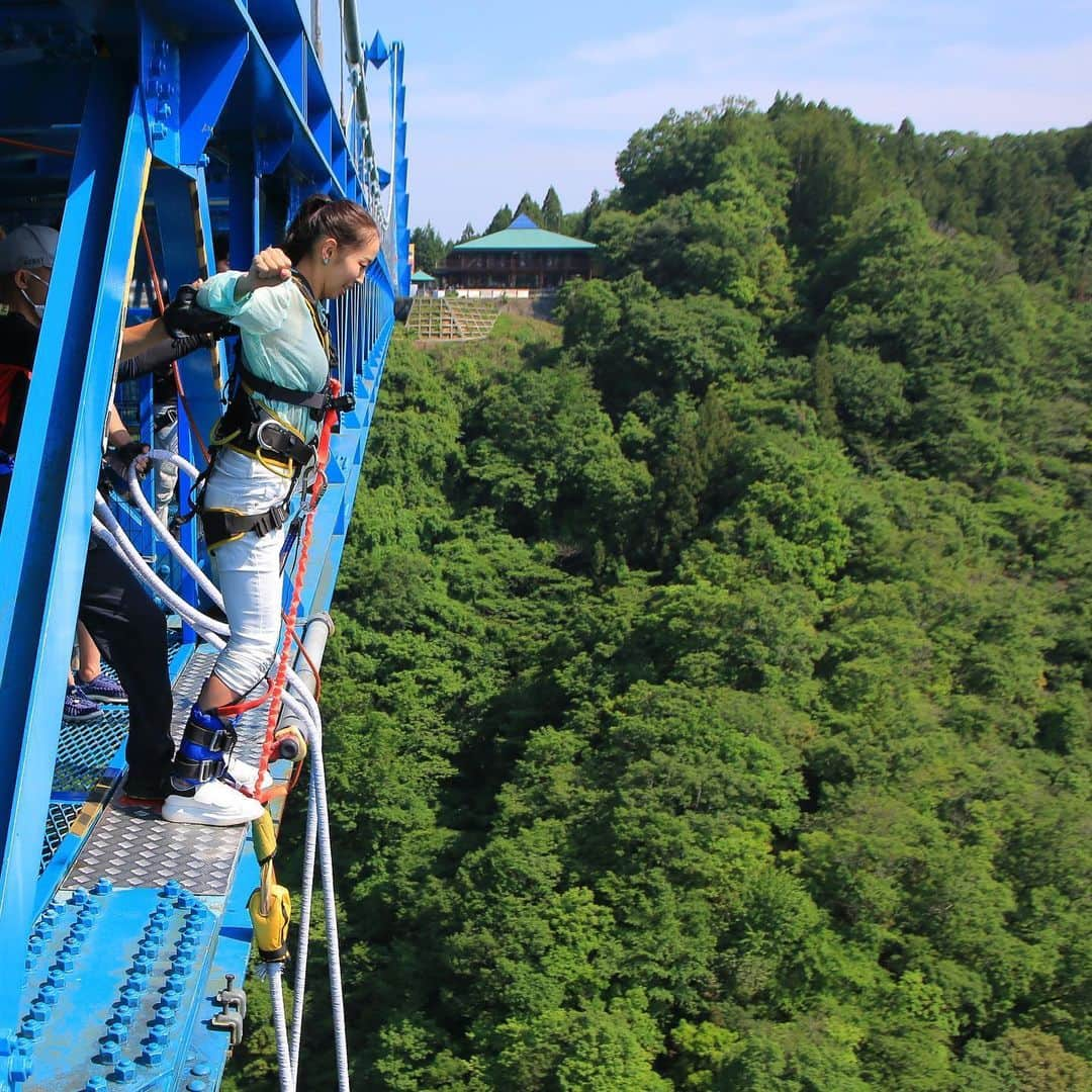 野口啓代さんのインスタグラム写真 - (野口啓代Instagram)「BUNGY JUMP!!!🎢 My birthday challenge is most highest BUNGY JUMP(100m over!) in Japan. That was amasing!!! I love this kind of scream challenge😂😱🤪* * * 茨城県内にある竜神大吊橋でバンジージャンプに挑戦🐉💨竜神バンジーは、高さ100mを超える日本一高いバンジージャンプなのです‼️ずっとやってみたかったけどなかなか踏ん切りがつかなかったので、誕生日に度胸試し😂💣* * 最初自分で飛ぶ瞬間は怖かったけど、とにかく楽しかった🤪💫次は後ろ向きで背中から飛びたかったけど、予約がいっぱいで断念…ジェットコースターとかフリーフォールとはまた違う感覚。これはハマりそうだなぁ〜またやりたい😜❤️* * 興味ある方、オススメです🤙🏻* みなさん是非茨城へ🚗💨(PR大使🎖)* * 動画も撮影したので お楽しみに🎥 * #竜神大吊橋  #竜神バンジー  #茨城県 #常陸太田市  #バンジージャンプ #バンジージャンプ初体験  #誕生日バンジー」6月1日 12時16分 - noguchi_akiyo