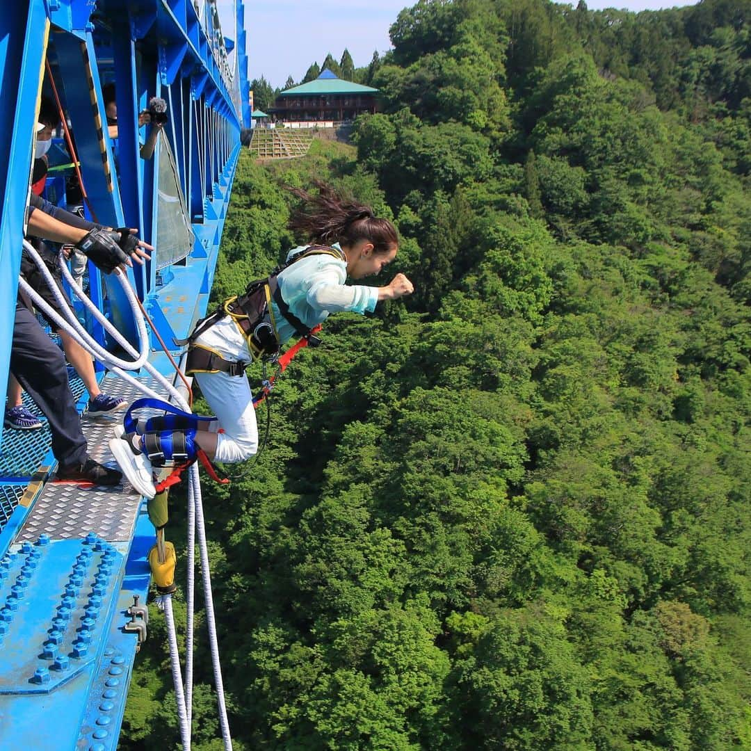 野口啓代さんのインスタグラム写真 - (野口啓代Instagram)「BUNGY JUMP!!!🎢 My birthday challenge is most highest BUNGY JUMP(100m over!) in Japan. That was amasing!!! I love this kind of scream challenge😂😱🤪* * * 茨城県内にある竜神大吊橋でバンジージャンプに挑戦🐉💨竜神バンジーは、高さ100mを超える日本一高いバンジージャンプなのです‼️ずっとやってみたかったけどなかなか踏ん切りがつかなかったので、誕生日に度胸試し😂💣* * 最初自分で飛ぶ瞬間は怖かったけど、とにかく楽しかった🤪💫次は後ろ向きで背中から飛びたかったけど、予約がいっぱいで断念…ジェットコースターとかフリーフォールとはまた違う感覚。これはハマりそうだなぁ〜またやりたい😜❤️* * 興味ある方、オススメです🤙🏻* みなさん是非茨城へ🚗💨(PR大使🎖)* * 動画も撮影したので お楽しみに🎥 * #竜神大吊橋  #竜神バンジー  #茨城県 #常陸太田市  #バンジージャンプ #バンジージャンプ初体験  #誕生日バンジー」6月1日 12時16分 - noguchi_akiyo