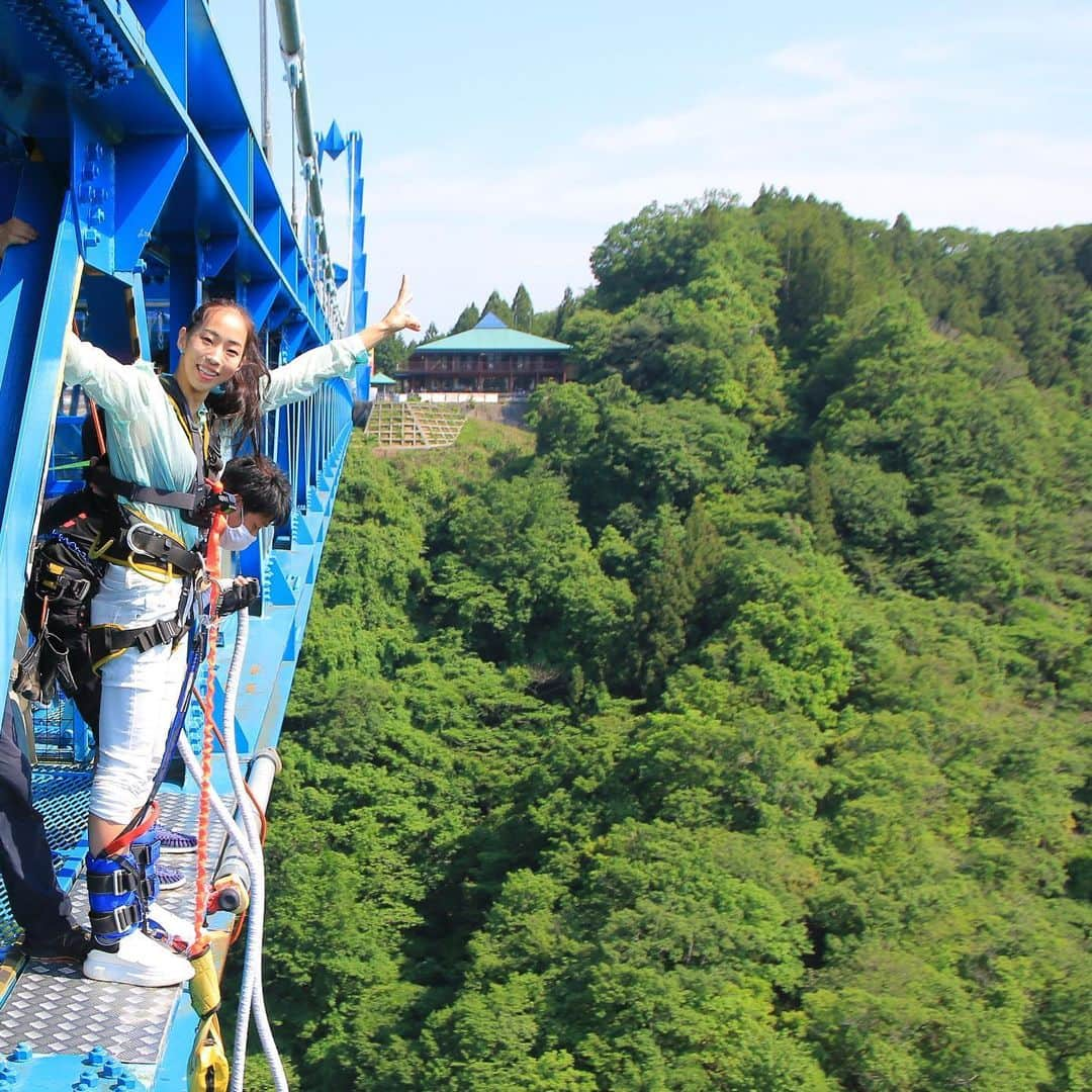 野口啓代さんのインスタグラム写真 - (野口啓代Instagram)「BUNGY JUMP!!!🎢 My birthday challenge is most highest BUNGY JUMP(100m over!) in Japan. That was amasing!!! I love this kind of scream challenge😂😱🤪* * * 茨城県内にある竜神大吊橋でバンジージャンプに挑戦🐉💨竜神バンジーは、高さ100mを超える日本一高いバンジージャンプなのです‼️ずっとやってみたかったけどなかなか踏ん切りがつかなかったので、誕生日に度胸試し😂💣* * 最初自分で飛ぶ瞬間は怖かったけど、とにかく楽しかった🤪💫次は後ろ向きで背中から飛びたかったけど、予約がいっぱいで断念…ジェットコースターとかフリーフォールとはまた違う感覚。これはハマりそうだなぁ〜またやりたい😜❤️* * 興味ある方、オススメです🤙🏻* みなさん是非茨城へ🚗💨(PR大使🎖)* * 動画も撮影したので お楽しみに🎥 * #竜神大吊橋  #竜神バンジー  #茨城県 #常陸太田市  #バンジージャンプ #バンジージャンプ初体験  #誕生日バンジー」6月1日 12時16分 - noguchi_akiyo