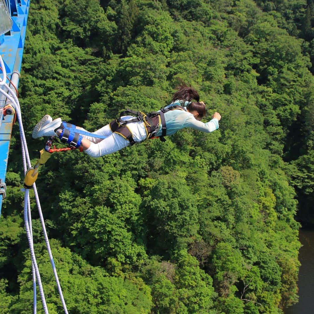 野口啓代さんのインスタグラム写真 - (野口啓代Instagram)「BUNGY JUMP!!!🎢 My birthday challenge is most highest BUNGY JUMP(100m over!) in Japan. That was amasing!!! I love this kind of scream challenge😂😱🤪* * * 茨城県内にある竜神大吊橋でバンジージャンプに挑戦🐉💨竜神バンジーは、高さ100mを超える日本一高いバンジージャンプなのです‼️ずっとやってみたかったけどなかなか踏ん切りがつかなかったので、誕生日に度胸試し😂💣* * 最初自分で飛ぶ瞬間は怖かったけど、とにかく楽しかった🤪💫次は後ろ向きで背中から飛びたかったけど、予約がいっぱいで断念…ジェットコースターとかフリーフォールとはまた違う感覚。これはハマりそうだなぁ〜またやりたい😜❤️* * 興味ある方、オススメです🤙🏻* みなさん是非茨城へ🚗💨(PR大使🎖)* * 動画も撮影したので お楽しみに🎥 * #竜神大吊橋  #竜神バンジー  #茨城県 #常陸太田市  #バンジージャンプ #バンジージャンプ初体験  #誕生日バンジー」6月1日 12時16分 - noguchi_akiyo