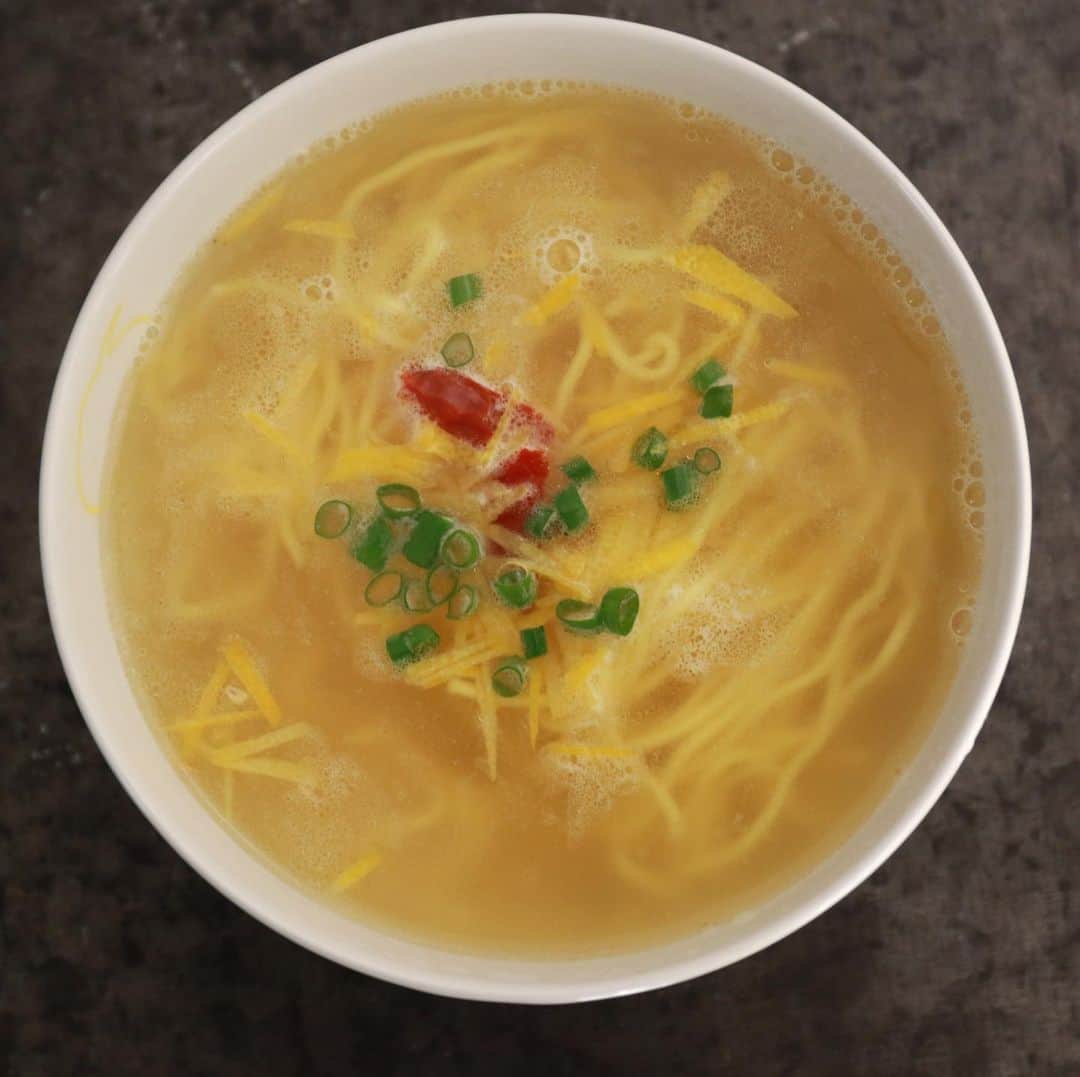 馬場裕之のインスタグラム：「タイ風塩ラーメン🍜 『材料』 塩味の即席ラーメン：1袋 鷹の爪1本 国産レモン1/2個 ナンプラー小さじ1/4 万能ねぎ：1本 週刊ポスト6月5日号、ウェブニュースに作り方載ってますので是非作ってみてください。 #おうち時間  #おうちごはん #吉本自宅劇場  #馬場ごはん」