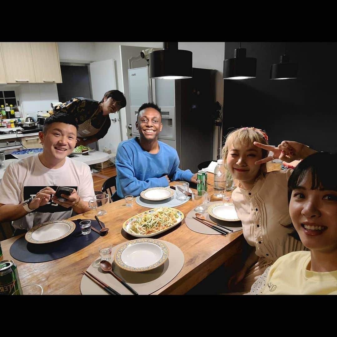 クリス・ライアンのインスタグラム：「좋은 사람들과 맛있는 음식! #성시기형금손 #꽃본나비」