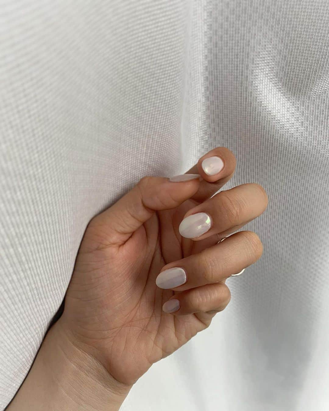 のインスタグラム：「𝓷𝓮𝔀 𝓷𝓪𝓲𝓵.. ・ 𓍱𓂅𓍱𓂅𓍱𓂅𓍱𓂅𓍱𓂅𓍱𓂅𓍱𓂅 今回は さ　て　ん　。 1色塗りでもかわい。 𓍱𓂅𓍱𓂅𓍱𓂅𓍱𓂅𓍱𓂅𓍱𓂅𓍱𓂅 ・ @cachette_kotomi  #サテンネイル」