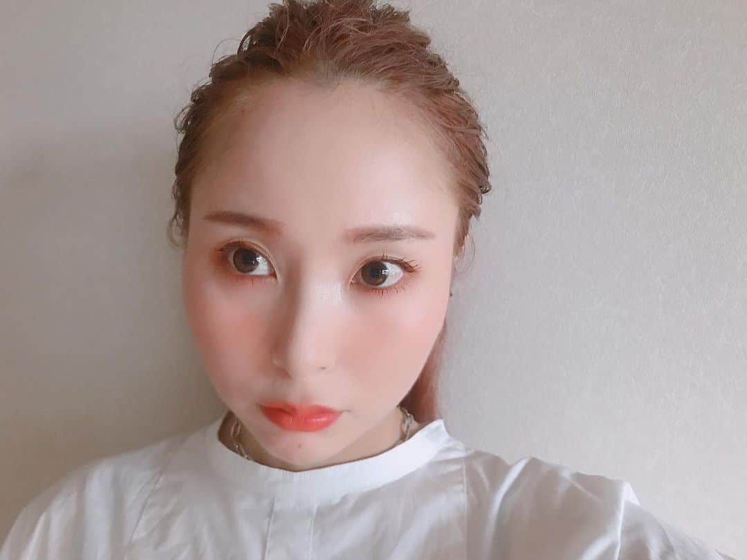 井上花実のインスタグラム：「身体の歪みと運動不足で、肩こりや腰痛、足首の痛み(肥満)、股関節の痛みがあって、最近お世話になってる鍼灸整骨院で身体のメンテナンスついでに顔の鍼もしてもらえました。 ほぼマスクの生活だからあんまり実感なかったけど、超久しぶりにファンデしたら心なしか良い気がする💭 どうせマスクするけど。 今日は2回目で、1回目は恐くてずっと目を閉じていたけど、今日開けてみたら想像していたより鍼の本数が多くてやっぱり恐かった🦔 身体もいつも痛くなってから病院とか行ってたから、痛くなる前にに行けてよかった、、、🤸🏼‍♀️」