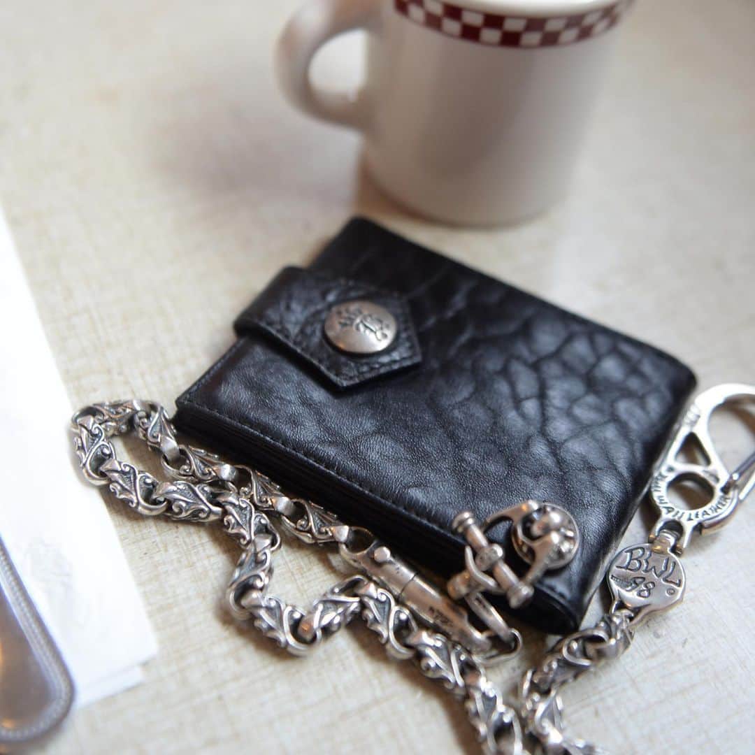 のインスタグラム：「【Wallet Chain】WC619【Wallet】W924 Horse Leather Billfold with B-Crown Button / *New design __________ 【Information】The official website images for <Bill Wall Leather x BEAMS> have been updated. Please view them at the following URL web address. （Images & Product Site）⇨ http://www.beams.co.jp/special/billwallleather/ （Special Content ）⇨ https://www.beams.co.jp/special/billwallleather/features/2020summer/ （BEAMS Official Site）⇨ http://www.beams.co.jp/billwallleather/ #billwallleather #beams #billwallleather_2020_summer」