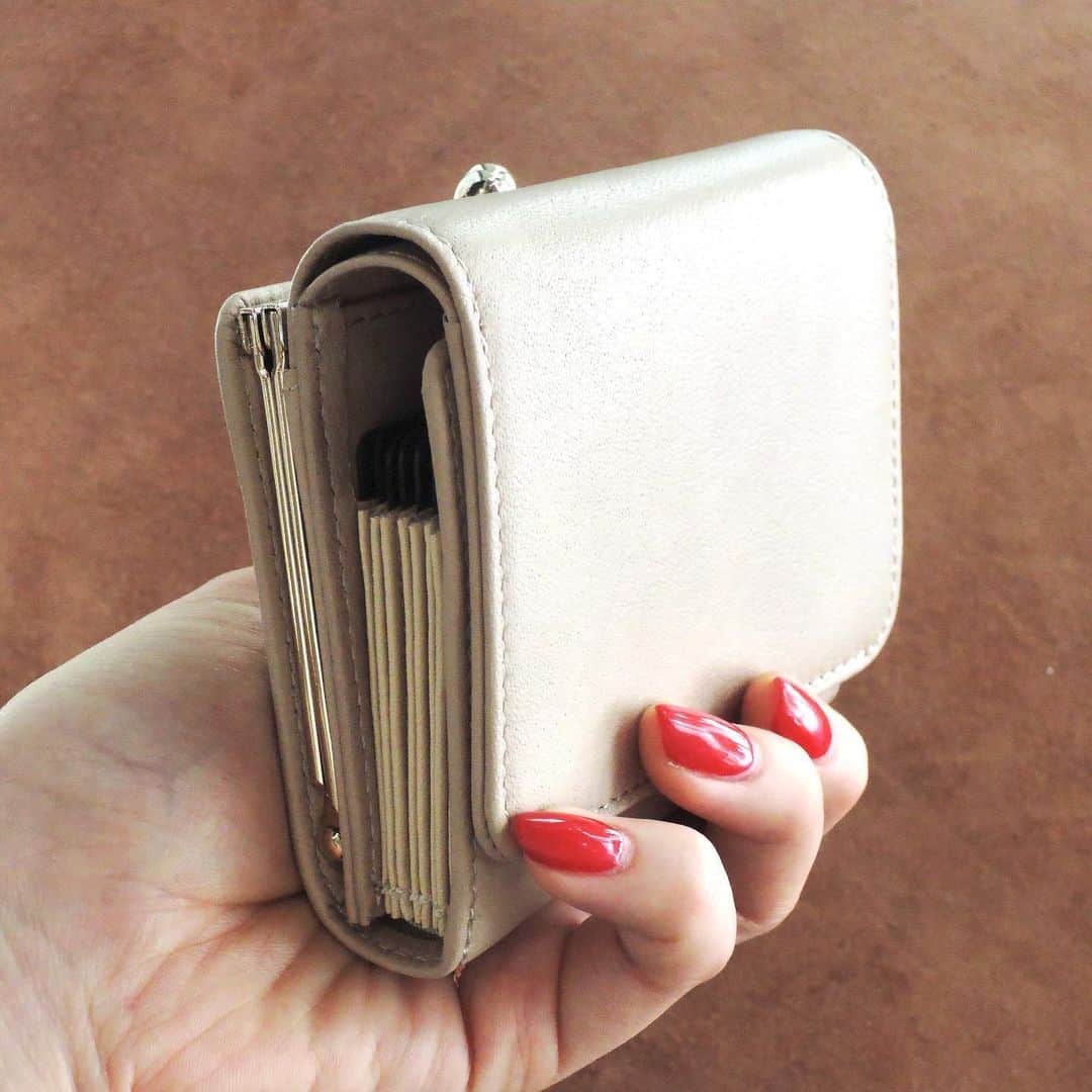 革財布のお店mic 自由が丘店さんのインスタグラム写真 - (革財布のお店mic 自由が丘店Instagram)「【ジャバラ×がま口】  micならではのユニークな形をしたお財布です。 ジャバラのカードポケットとがま口の小銭入れが付いています。  女性の手でも持ちやすいサイズ感で、コロンとして可愛らしいです。  フェルモシリーズ がま口ジャバラミニ財布 ￥14,000+tax color  ブラック  ブルー  ピンク ベージュ  #革小物とお財布のお店mic  #革財布  #革  #mic  #自由が丘  #がま口財布  #ミニ財布  #かわいい #じゃばら #牛革  #leather  #wallet #gamaguchi  #miniwallet  #japan #tokyo #jiyugaoka」6月1日 12時40分 - mic_jiyugaoka