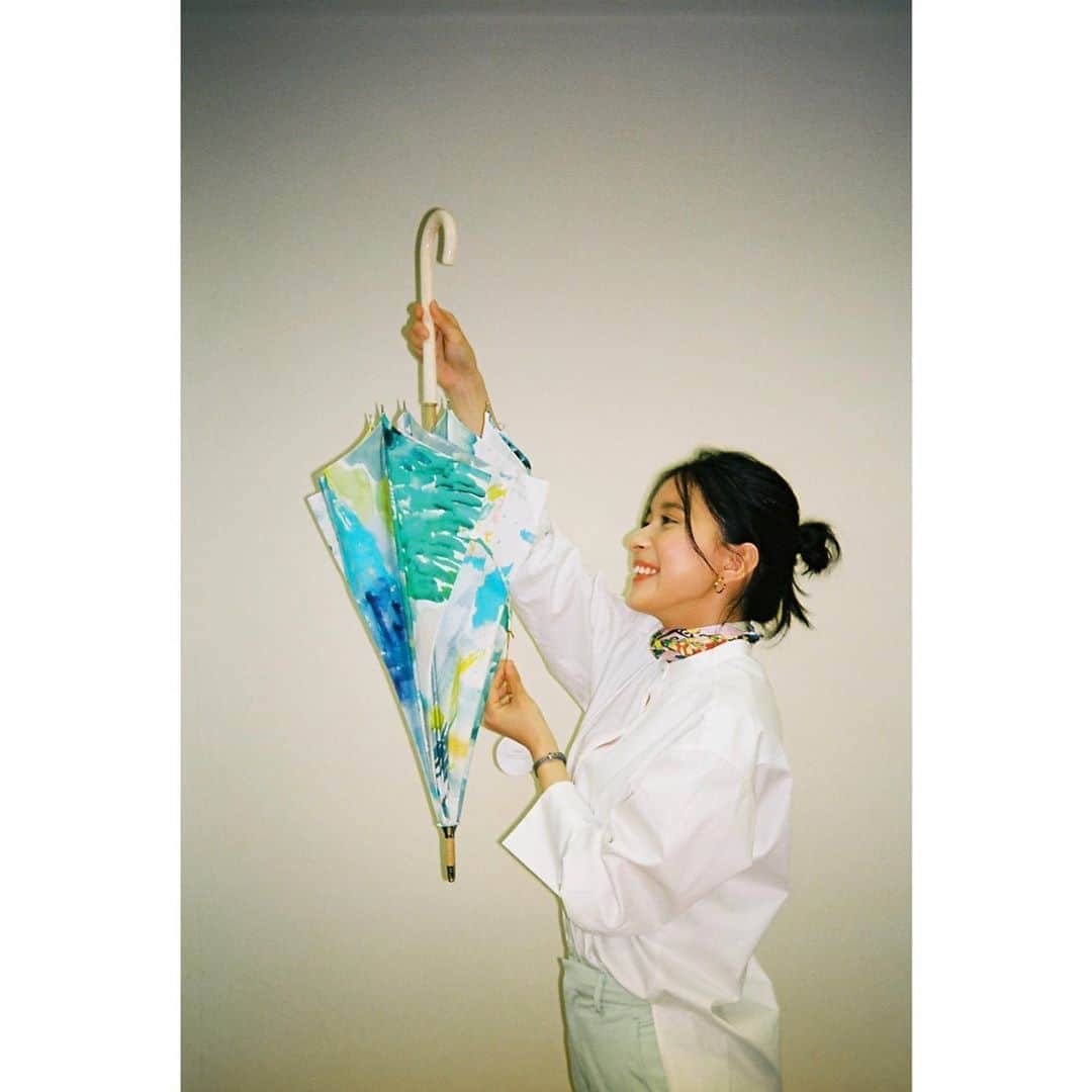 芳根京子さんのインスタグラム写真 - (芳根京子Instagram)「実はNewDaysチームの皆様から 誕生日プレゼントに 素敵な傘をいただいたのです🥺❤️ 早くお出かけしたいなぁ⛱  #film #NewDays」6月1日 12時43分 - yoshinekyoko