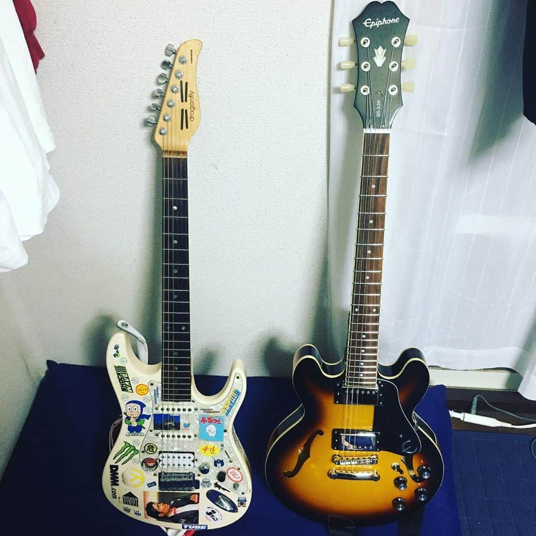 斉藤伸也のインスタグラム：「高校生→おじさん  #guitar #guitars #electricguitar #dragonfly #epiphone」