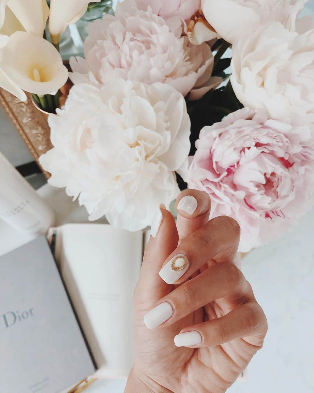 のインスタグラム：「ようやくNailいけた💅💗 細かいホロが入ってて動くたびキラキラ光るからかわいくてずーっと眺めちゃう🥺  越川さんのセンスが好きで10代の頃からずーっとお願いしてるの☺︎ @__yukanail__ 💞💞💞 .  @deicynail_omotesando  表参道店でやってきたよ♡」