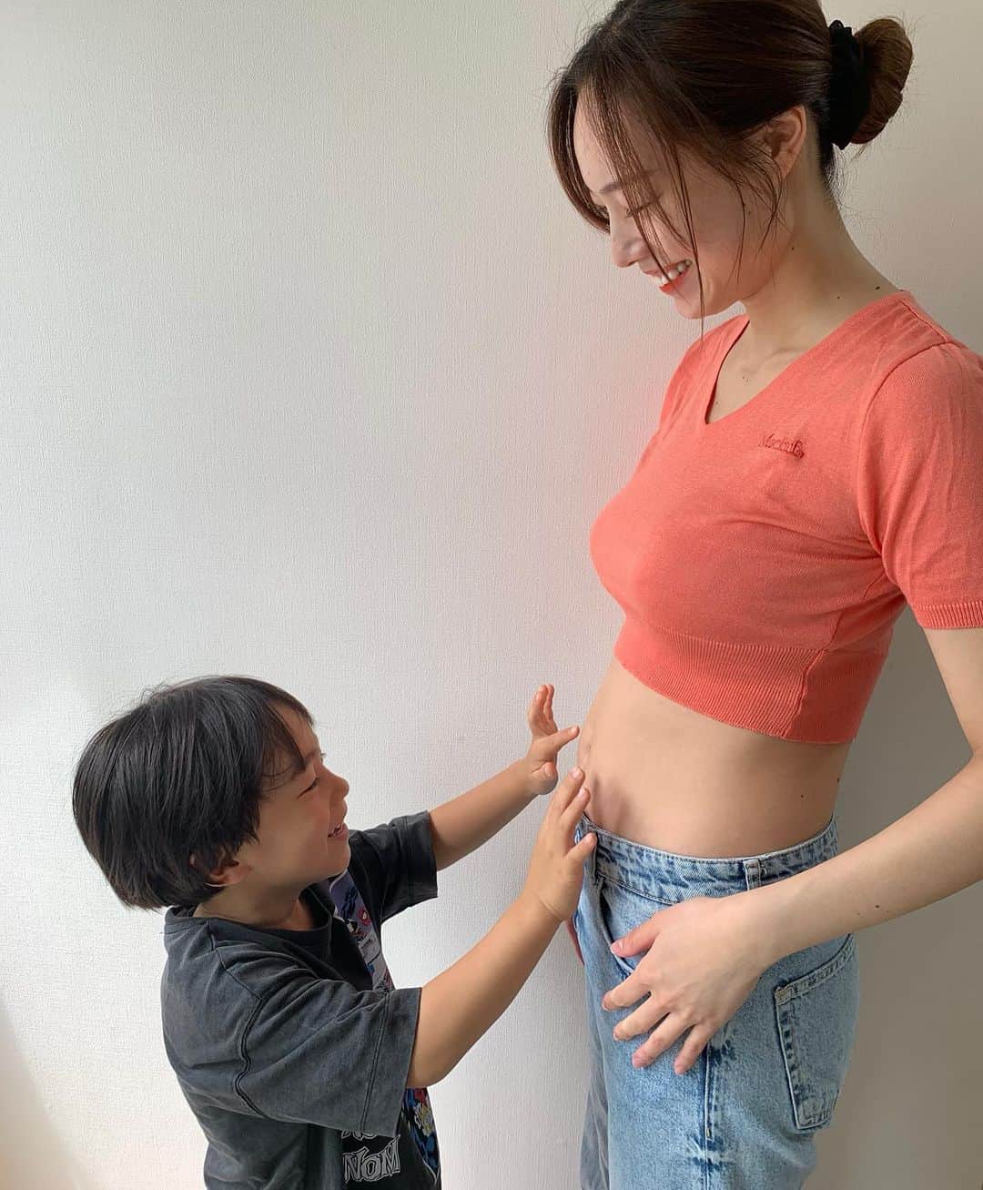 のインスタグラム：「. ご報告🌼 . この度、第二子を授かりました👶 今5ヶ月になります！ 出産予定は11月なのでその頃にはコロナ落ち着いてくれるといいなぁ カンタもついにお兄ちゃん🥺 頼りにしてるぞー💪笑 #カンタの成長記録 #妊娠5ヶ月」