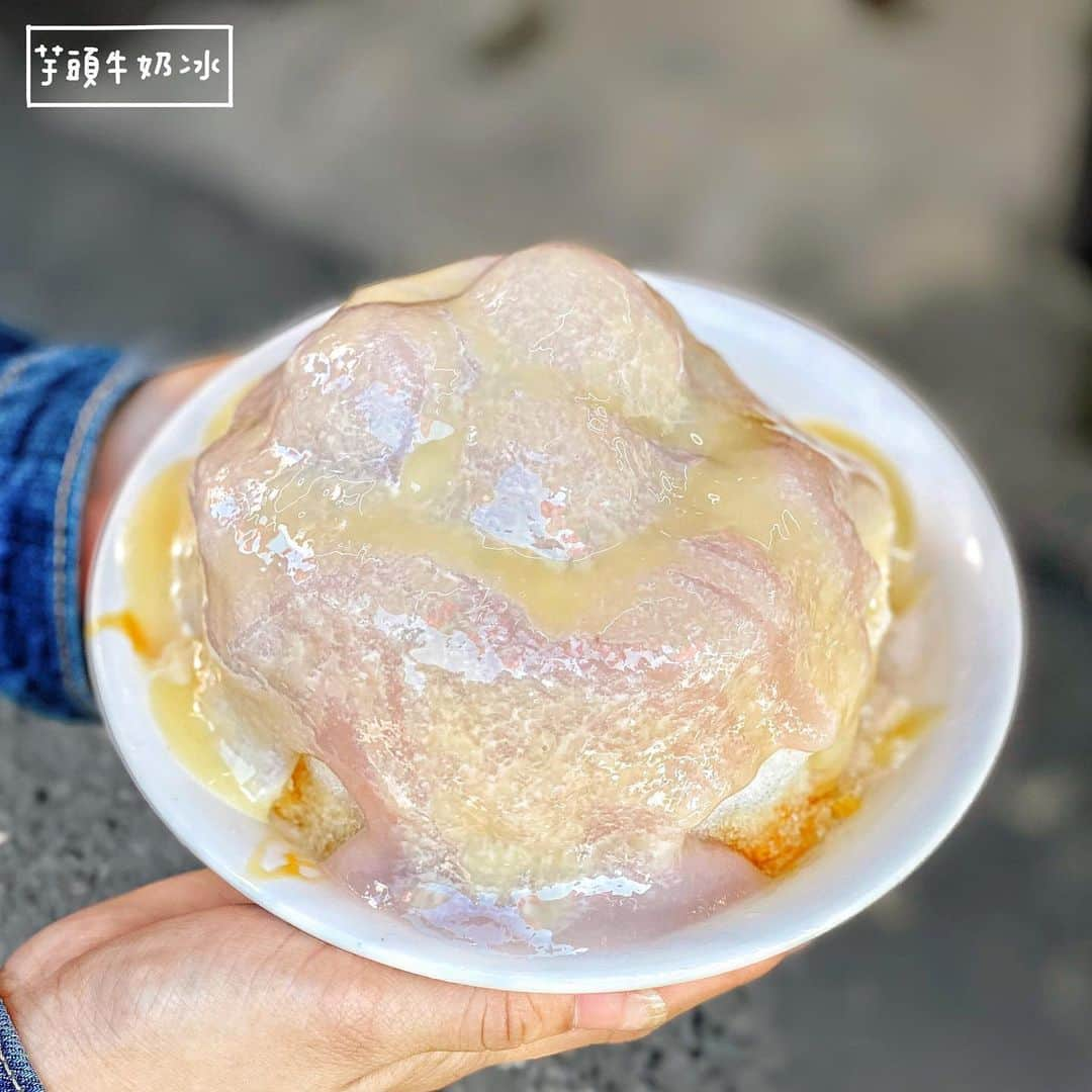 4foodie, for foodieさんのインスタグラム写真 - (4foodie, for foodieInstagram)「📍Kaohsiung, Taiwan 張家豪台式功夫甜品 / 芋頭牛奶冰 / $60 美味程度：🌕🌕🌕🌕🌑 環境衛生：🌕🌕🌕🌕🌑 服務態度：🌕🌕🌕🌕🌑 再訪意願：🌕🌕🌕🌕🌑 🗺高雄市三民區熱河一街415號 🚇捷運後驛站2號出口 ☎️07-3221377 ⏰12:00-22:00 🍽2020.05.31到訪用餐 💡補充💡高雄大太陽的天氣必須來碗冰消暑🍧🍧🍧點了招牌的芋頭牛奶冰，有煉乳、芋泥、芋泥球、芋圓與黑糖🤤🤤🤤滿滿的料！整體吃起來也不會太甜👍🏻芋圓夠Q,芋泥球口感紮實綿密，真材實料就是讚🥰 #4foodie #4foodie高雄 #張家豪台式功夫甜品 #高雄美食 #三民美食 #芋頭控 #高雄甜品 #高雄甜點 #4foodieinkaohsiung #熱河一街美食 #4foodie甜點 #4foodieforfoodie ©版權所有，不得轉載copyrights reserved」6月1日 13時01分 - 4foodie