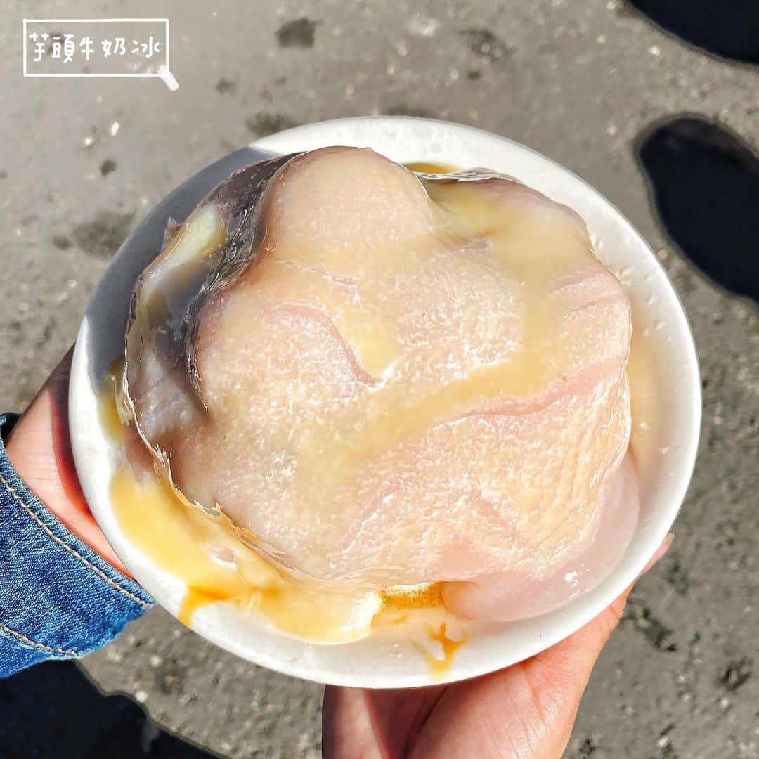 4foodie, for foodieさんのインスタグラム写真 - (4foodie, for foodieInstagram)「📍Kaohsiung, Taiwan 張家豪台式功夫甜品 / 芋頭牛奶冰 / $60 美味程度：🌕🌕🌕🌕🌑 環境衛生：🌕🌕🌕🌕🌑 服務態度：🌕🌕🌕🌕🌑 再訪意願：🌕🌕🌕🌕🌑 🗺高雄市三民區熱河一街415號 🚇捷運後驛站2號出口 ☎️07-3221377 ⏰12:00-22:00 🍽2020.05.31到訪用餐 💡補充💡高雄大太陽的天氣必須來碗冰消暑🍧🍧🍧點了招牌的芋頭牛奶冰，有煉乳、芋泥、芋泥球、芋圓與黑糖🤤🤤🤤滿滿的料！整體吃起來也不會太甜👍🏻芋圓夠Q,芋泥球口感紮實綿密，真材實料就是讚🥰 #4foodie #4foodie高雄 #張家豪台式功夫甜品 #高雄美食 #三民美食 #芋頭控 #高雄甜品 #高雄甜點 #4foodieinkaohsiung #熱河一街美食 #4foodie甜點 #4foodieforfoodie ©版權所有，不得轉載copyrights reserved」6月1日 13時01分 - 4foodie