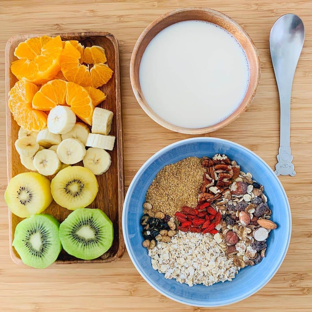 Elva Niさんのインスタグラム写真 - (Elva NiInstagram)「My all day breakfast 🍊🍌🥝 Mixed grain porridge: hot oatmilk, oatmeal, muesli, milled flaxseed, walnuts, black beans, goji berries. #healthyeatingmadeeasy  #eatwithelva #sooshiwithelva」6月1日 13時12分 - misselvani