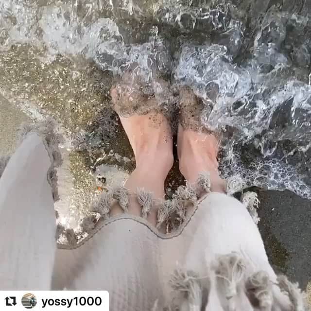 ヒデトレのインスタグラム：「ありがとうございます😄  #Repost @yossy1000 with @make_repost ・・・ 記録✍💕 ・ ちょうど1か月前、ヒデトレ本に出会い今までにないすっごい吸い込まれるような感覚でいつか絶対ヒデトレを受けたい!!!!って思った😊 ・ ひでさんはもちろん、ひでさんの周りにはすっごい素敵な方たちがいっぱい居て、惹かれるものがいっぱいある❤️ ・ 大安、一粒万倍日というこんな特別な日にオンラインを受講できた☺️ ・ ひでさんはほんとに凄かった‼️‼️ ・ 凄かった!!なんて言葉よりもっと凄くてなんて言葉で表したらいいかわからへんけど😌この貴重な時間は宝物💎 ・ オンラインだからゴッドハンドの手に触れられなかったけど、画面からパワーが伝わってくるのもすごい経験!! ・ 寝る前に聞いた事まとめようってペン持ったら、めちゃめちゃ泣けてきてそのまま寝てしまったらしく朝起きたら顔から毛生えてるみたいにボールペンで書いてた😂 ・ 自分というものが動き出した✊新しいスタート✊ ・ ひでさん、ありがとうございます☺️💓 @hidetore ・ #earthing #ヒデトレ #ヒデトレ本  #beach #beachlife #lifestyle #wave #photo #photography #大安一粒万倍日」