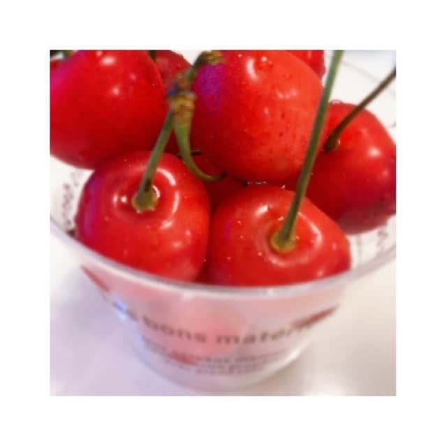 金澤朋子さんのインスタグラム写真 - (金澤朋子Instagram)「頂き物のさくらんぼを先日食べました🍒美味しかったなぁ。 . 最近さくらんぼにハマっています。今朝も食べましたよ👌🏼 . . 皆さんは何かハマっている食べ物などありますか？？ . #juicejuice #金澤朋子 #マイブーム  #さくらんぼ #頂き物 #美味しかった」6月1日 13時22分 - tomoko_kanazawa.official