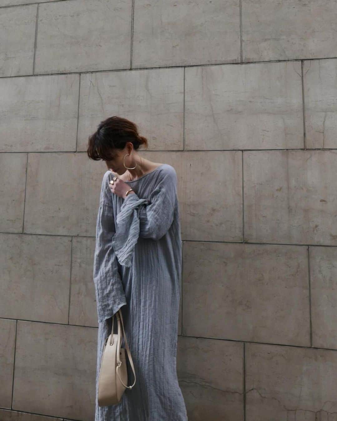 JUNNAのインスタグラム：「@etretokyo ＨＰにて 今週発売のアイテム一覧が公開となりました。  今週は先行予約で完売してしまった #オープンバックルーズワンピース が最後の入荷です！  また、昨年に引き続き人気の #ソフトリブトップス も入荷します📣 着心地抜群の超長綿シリーズ 私のオシ品💪  お見逃しなく🏃‍♀️🏃‍♀️🏃‍♀️ ・ ・ ・ 【新作発売スケジュール】 📌ETRÉ TOKYO  毎週木曜日19:00 📌ZOZOTOWN  毎週金曜12:00 📌ELLESHOP  毎週土曜8:30  #etretokyo#2020etre_ss」