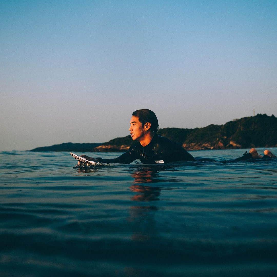 山中海輝のインスタグラム：「・ I feel so alive. ・ ・ 新たなサーフィンのルールを守った上で約2ヶ月ぶりに海に戻りました。まずは人のいない場所から、、、 緊急事態宣言が解除されたと言えどコロナが終息した訳ではないので引き続き気をつけて行動したいと思います。 今日から多くのポイントで県外からのサーフィン自粛が解除されているので各地域の情報をしっかり確認し、ルール・マナーを守った上で皆さんサーフィンを楽しみましょう！ ・ ・ ・ 📷 @hajime__made」