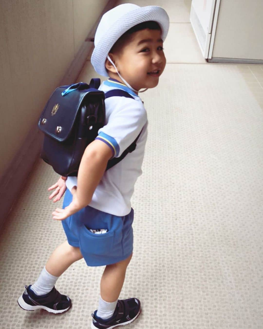 アマナキ・レレィ・マフィさんのインスタグラム写真 - (アマナキ・レレィ・マフィInstagram)「Bro act like he’s tough, really happy to go school Nek Minute he cry when we left 😂 😂 レオ君幼稚園いきました！ でも僕たち帰る時泣きました！笑 Alu tokaga kihe ako nake Hoko Kiho kui siapani o lagatoi pe ! #firstdayatschool #confident #happy #nekminnit #crying」6月1日 13時23分 - naki_mafi