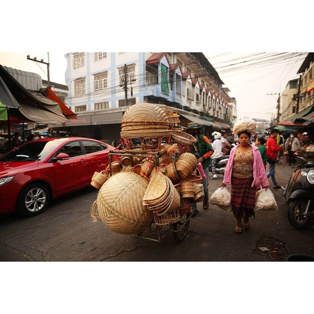 テレビ朝日「世界の街道をゆく」さんのインスタグラム写真 - (テレビ朝日「世界の街道をゆく」Instagram)「メーソート。国境の町は午前3時頃から活気付きます。市場で店を構えているのは、殆どが国境を越えてミャンマーからやって来た人たちです。中にはインド、バングラデシュ、ロヒンギャ族の人も見受けられます。様々な民族が行き交うこの市場は東西回廊の縮図とも言えます。 タイ族の女性が、もう一か所この町ならではの場所があるといいます。それがこの宝石市場です。ここではミャンマーで採れた金や宝石が取引されていると、婦人が言います。アジアの国々の経済は協力し合う関係になりつつあると、宝石鑑定に忙しい主人が語ります。 多彩な民族文化を繋ぐ東西回廊。およそ1400キロに渡った道のりを国境にかかる友好橋に重ね、この旅を終わります。  #世界の街道をゆく #キヤノン #テレビ朝日 #坂東巳之助 #canon #多彩な民族文化を結ぶ東西回廊 #タイ王国 #THAILAND #ราชอาณาจักรไทย #メーソート #แม่สอด #MaeSot #宝石市場 #経済協力 #ロヒンギャ族 #バングラデシュ #インド #ミャンマー #友好橋」6月1日 13時34分 - tvasahi_kaidou