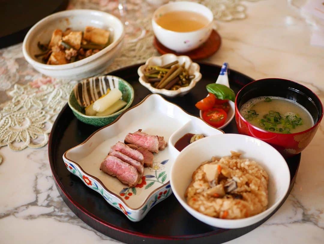 倉岡生夏のインスタグラム：「山菜たっぷりランチ🍚 ・ ・ ・ 実家の青森から山で採れたてわらびが届いたので山菜ランチ。 ・ ・ わらびの煮浸し わらびと豆腐の中華風炒め 大根柚漬物 馬肉のステーキ 家で採れたバジルとトマト 山菜とたけのこごはん 鳥スープ ・ ・ ・ わらびは煮物にすることが多いんだけど、中華風炒めにしました⭐️ ごはんにばっちり合います❣️ レシピブログにレシピ載せました〜。(プロフィール欄からとべます) ・ ・ ・ 今日は天気があまりだけど夜に花火があがるみたいですね。 おうちから見れるといいなぁ💓 ・ ・ 今日から6月。気持ちを切り替えて頑張りましょうね！！ ・ ・ ・ ・ #おうちごはん記録  #デリスタグラマー #おうちごはんlover  #愛され料理 #クッキングラム #レシピ #和食ランチ  #山菜料理  #delistagrammer  #山菜  #washoku #中華風 #6月」