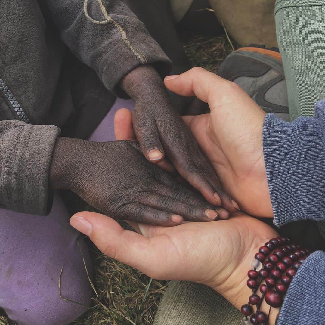ブリアナ・エヴィガンのインスタグラム：「The only thing that sets us apart is our land suits but it shouldn’t... our blood runs the same, our souls leave the same, and when our souls leave our bodies it should not be the only time we get to be equal or one. Equality and freedom is to be lived now. How horrific that we need something so tragic to happen for the whole world to wake up and show up. There has been a life time of trauma that has be reactivated, it never went away, it’s never been dealt with. I’m still struggling with the words I want to share, but I know we need to wake up, if this hasn’t done that, I’m not sure what will. Although I feel there is a lot more coming. The loss of an innocent soul and Covid being the things to wake up the world says a lot about where we are as a race. Be the change, don’t be silent, figure out your part, and show up. We have to come together, we have to forgive. We are all affected by this. Please forgive yourselves and deal with your past so you can move into love. LOVE IS all there is.」