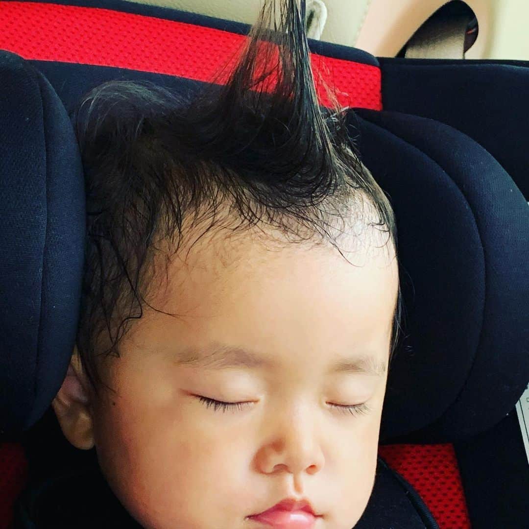 アクア新渡戸さんのインスタグラム写真 - (アクア新渡戸Instagram)「水族館で疲れたのかな 爆睡😪  て、髪型( ￣▽￣)ｽｹﾞｪｪｪ🤣  #お昼寝」6月1日 14時01分 - amiaquanitobe