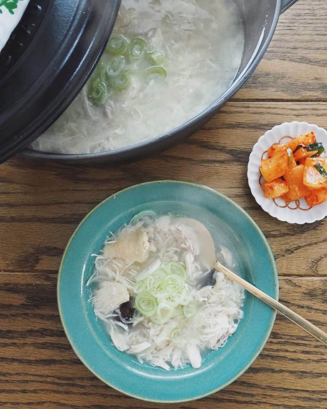 猪鼻ちひろのインスタグラム：「毎日食べたい参鶏湯 優しい気持ちと愛が詰まってるなぁ♡ 時間をかけて作ってくれたのが ほんっとに伝わる。 薬膳とお肉たっぷりで身体が喜んでる感じ。 あぁ、嬉しいなぁ〜 #ミンさん @iguchi_min #韓国ごはん #ちひろのごはん #ちひろkitchen 彩りよく糸唐辛子散らしたかった😚🌶」