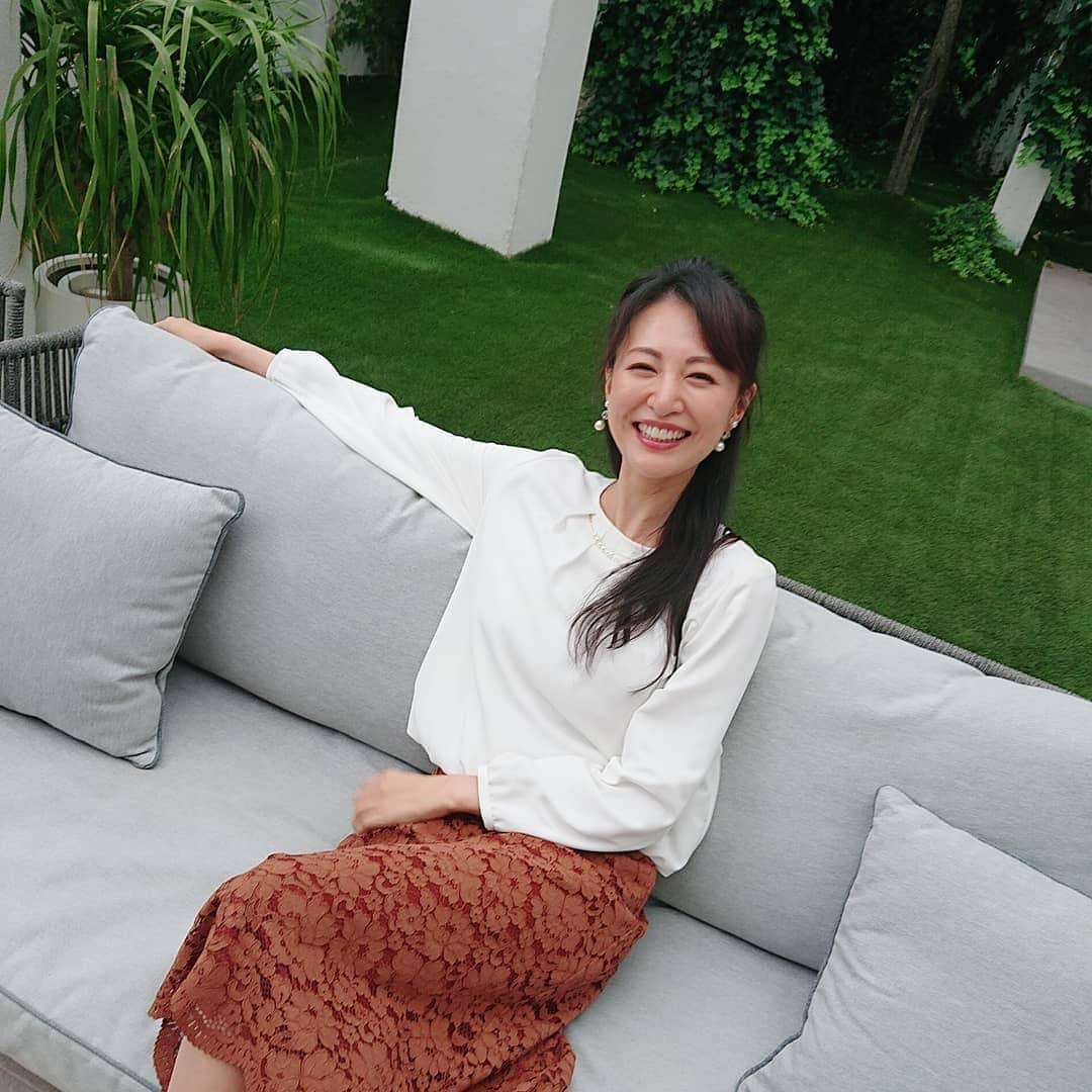 園原ゆかりさんのインスタグラム写真 - (園原ゆかりInstagram)「ハウススタジオで 撮ってもらった📸 憧れるなあこんな庭にソファー 🛋️ #春コーデ #おうち時間 #おうちコーデ  #online #mailorder #shopping #magazine  #spring #fashion #springfashion #outfit #clothes #shooting #model #mywork  #撮影 #モデル #春物 #服」6月1日 14時18分 - yucari0108