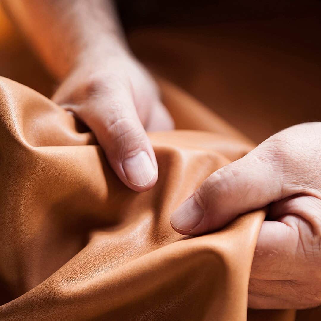 のインスタグラム：「Things that are closest to us have our greatest appreciation. Natural leather stands for the highest quality, that is why we have focused on its use from the very beginning. . . . #breesince1970 #madetomakeadifference #breevolution #handbags #leatherbags #purequality #purefashion #sustainablefashion」