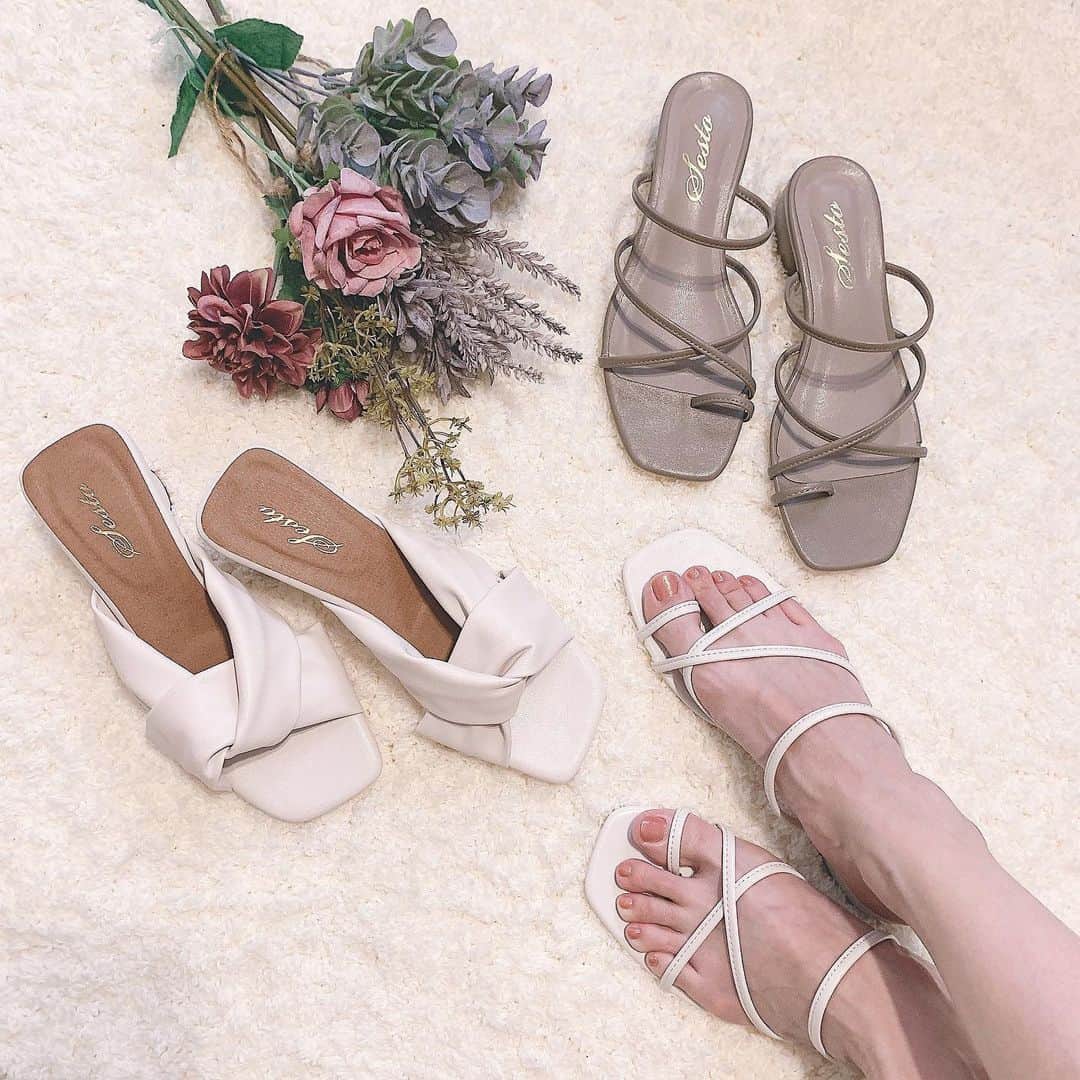 さっぴちゃんのインスタグラム：「... ... 𝐧𝐞𝐰 𝐬𝐡𝐨𝐞𝐬 👡❤︎... ... . . 前にストーリーに載せて、最近でもずっと どこのですか？のDMが殺到しているサンダルは 楽天です☺️♡♡♡ . 楽天ROOMに追加しておきました🎀 ハイライトから見られるので是非♡♡♡ 可愛いし履きやすいのでお揃いしましょ(ˊᵕˋ⑅)❤︎ . ストラップサンダルも、ミュールサンダルも 本当に可愛くてプチプラだし、ヒールも3.2cmと 4.8cmで高すぎないけどペタンコでもないから 履きやすいのと、綺麗めなお洋服にもデニムにも合うし 脱着が楽ちんなので、玄関でサッと履けて スッと家を出られるのは母に嬉しい☺️♡♡♡ . 子どもと一緒だと、走れるくらい歩きやすい 靴しか実際あんまり出番がなくなるけど、 少しヒールがある可愛いサンダルが欲しくて 探しに探して見つけたのです🥺🎀 . もう1足ずつ履き潰した時用というか、もはや 来年用に買おうか迷う程気に入ってます☺️♡ . . ………………………………(♡)……………………………… .」