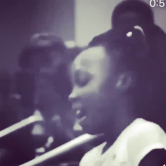 のインスタグラム：「Sound on, please.  This little girl’s experience of being black in America must change.  It is my opinion that the people of this country need to move towards holding love and justice fiercely and equally. White people in America need to acknowledge that we are a part of the profound racism (willingly or unwillingly) that exists in our country. It is the only way that we can move towards accountability and policy reform. This is the time for everyday leadership. This is the time to wake up to the ways that we allow the status quo to remain devastating, brutal and criminal. We must collectively rise to a state of consciousness that allows us to see the ways in which our lack of action contributes to the murders of black men and women in America.  With hearts full of LOVE we need to demand JUSTICE.  #Repost @dnice ・・・ ✊🏾✊🏾✊🏾 This must stop.」