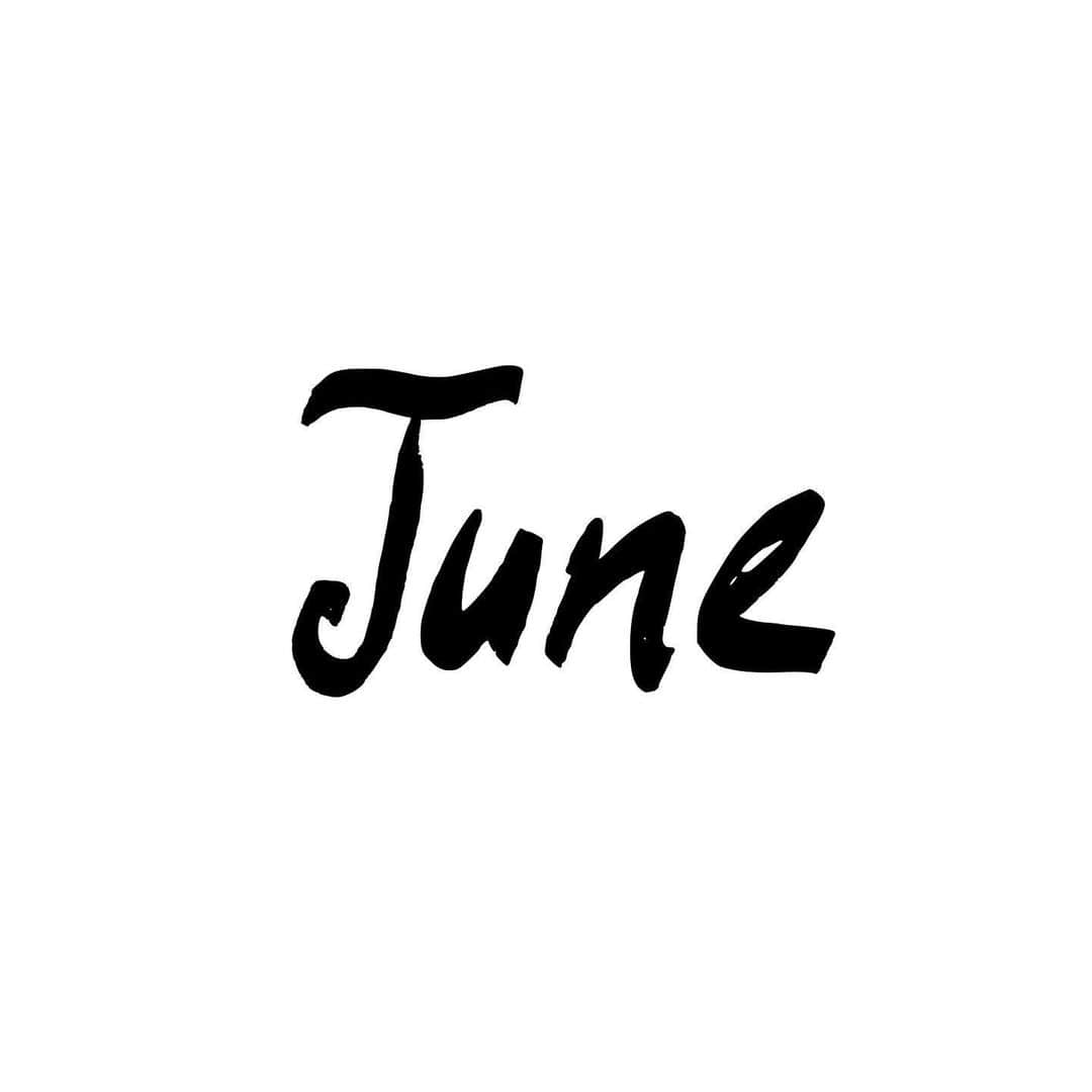 透水さらさのインスタグラム：「雨の6月☔️﻿ ﻿ ﻿ もう2020年になって半年経ったなんて、少しワープした気分です🚪﻿ ﻿ ﻿ 苗から植えたおうちの紫陽花も咲いてきました🏵﻿ ﻿ ﻿ もうすぐ梅雨入りですね﻿ 私はこの時期からどんどん体調も気分も良くなってきます😂﻿ ﻿ ﻿ 素敵な6月になりますように！ #6月#june #紫陽花」