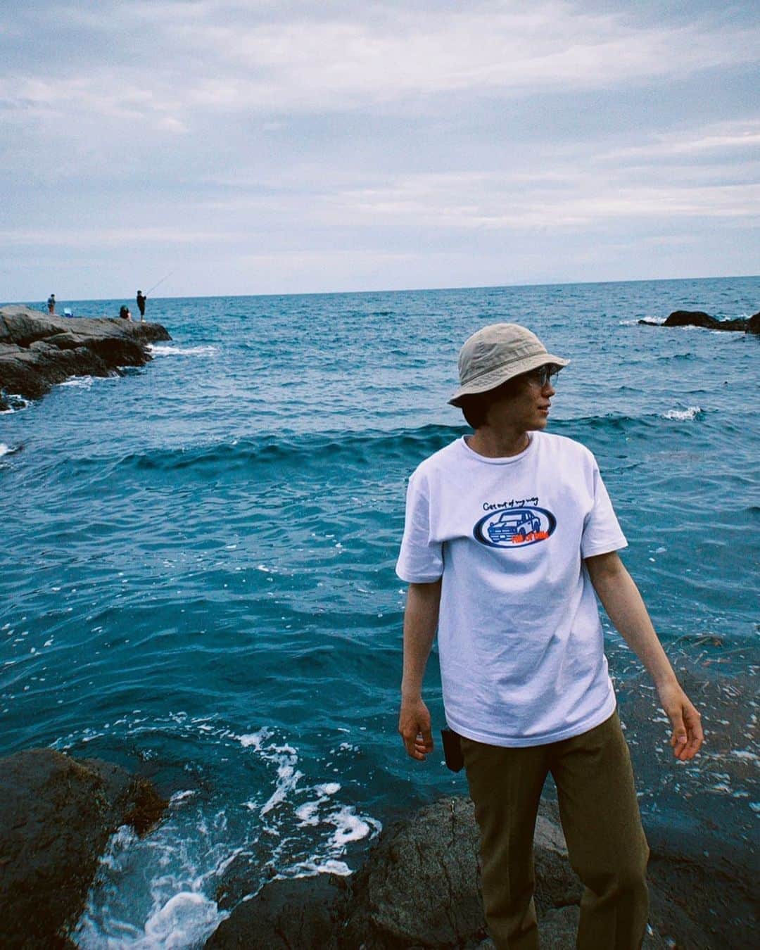 竹原聖一郎のインスタグラム：「@hill_of_bills の新作Tと江ノ島。 着心地最高でっせ👽 #photo #film #camera #写真 #フィルム #白t #fashion #コーデ #hillofbills #海 #江ノ島 #初上陸 #likes4like #l4l」