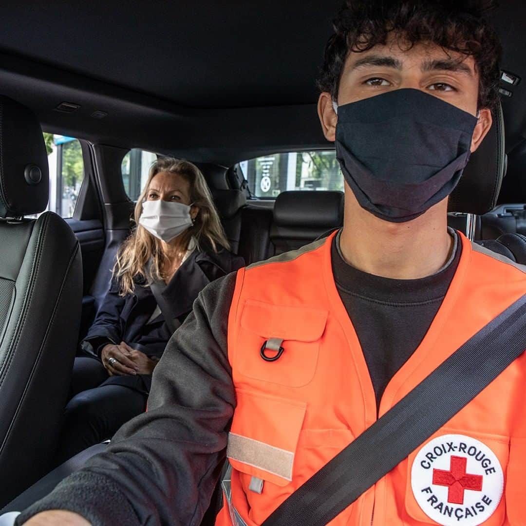 Land Roverさんのインスタグラム写真 - (Land RoverInstagram)「#LandRover has teamed up with @croixrougefr to aid France’s @institutrafael in the ongoing care of people with cancer. #RedCross volunteers will use sterilized #RangeRover #Evoque vehicles to transport those who need help to Institut Rafael for ongoing multidisciplinary support. #AboveAndBeyond @ifrc @landroverfrance」6月1日 20時16分 - landrover