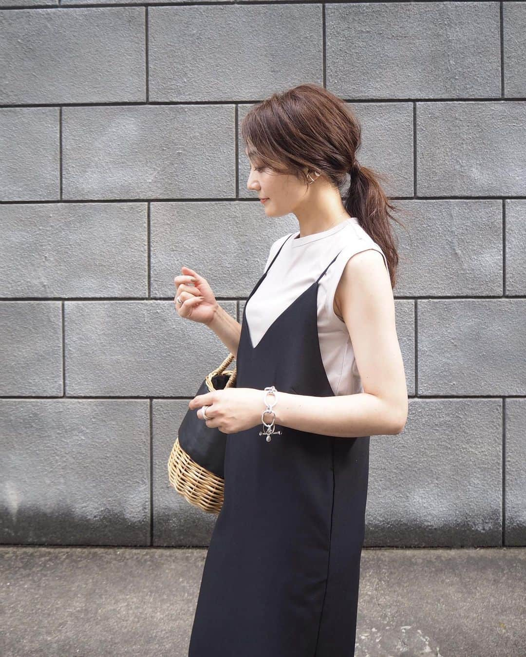 yoko178loveさんのインスタグラム写真 - (yoko178loveInstagram)「#coordinate ． ． コクーンシルエットが綺麗な 大人のキャミワンピ✨ ． カットソーはグレージュで 落ち着く色合わせ☺︎ ． ． tops、one-piece @allumerofficial  shoes @lagunamoon_com ． #allumer #アリュメール #キャミワンピ #サンダル#lagunamoon#カゴバッグ #elendeek #大人カジュアル #casual#instafashion #シンプル」6月1日 20時18分 - yoko178love