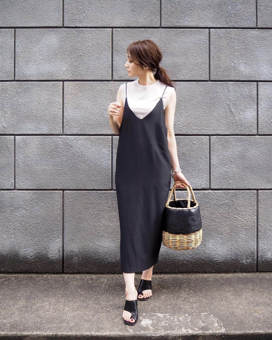 yoko178loveさんのインスタグラム写真 - (yoko178loveInstagram)「#coordinate ． ． コクーンシルエットが綺麗な 大人のキャミワンピ✨ ． カットソーはグレージュで 落ち着く色合わせ☺︎ ． ． tops、one-piece @allumerofficial  shoes @lagunamoon_com ． #allumer #アリュメール #キャミワンピ #サンダル#lagunamoon#カゴバッグ #elendeek #大人カジュアル #casual#instafashion #シンプル」6月1日 20時18分 - yoko178love