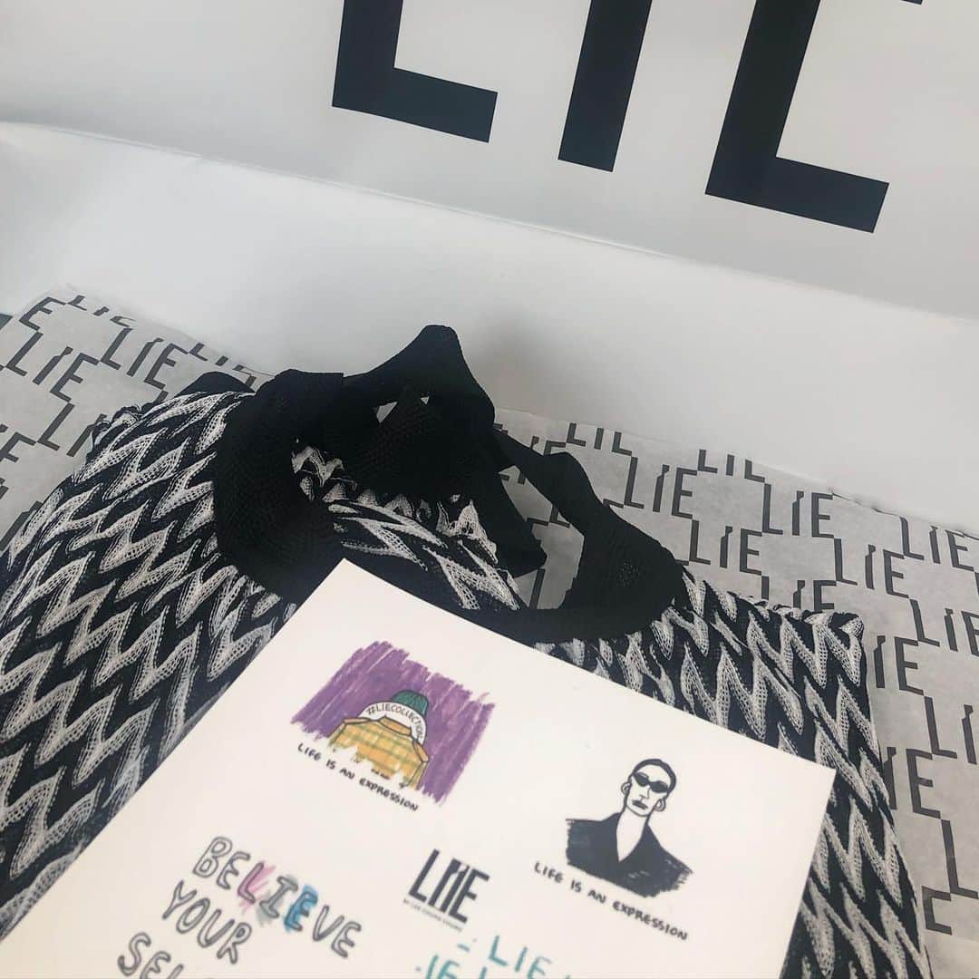 LIECOLLECTIONさんのインスタグラム写真 - (LIECOLLECTIONInstagram)「라이 온라인 상품 주문시 귀여운 드로잉 스티커를 증정해드립니다 ♡  #스티커 #선물 #라이 #라이컬렉션  #lie #liecollection #sticker #gift #chungchunglee」6月1日 14時58分 - liecollection_