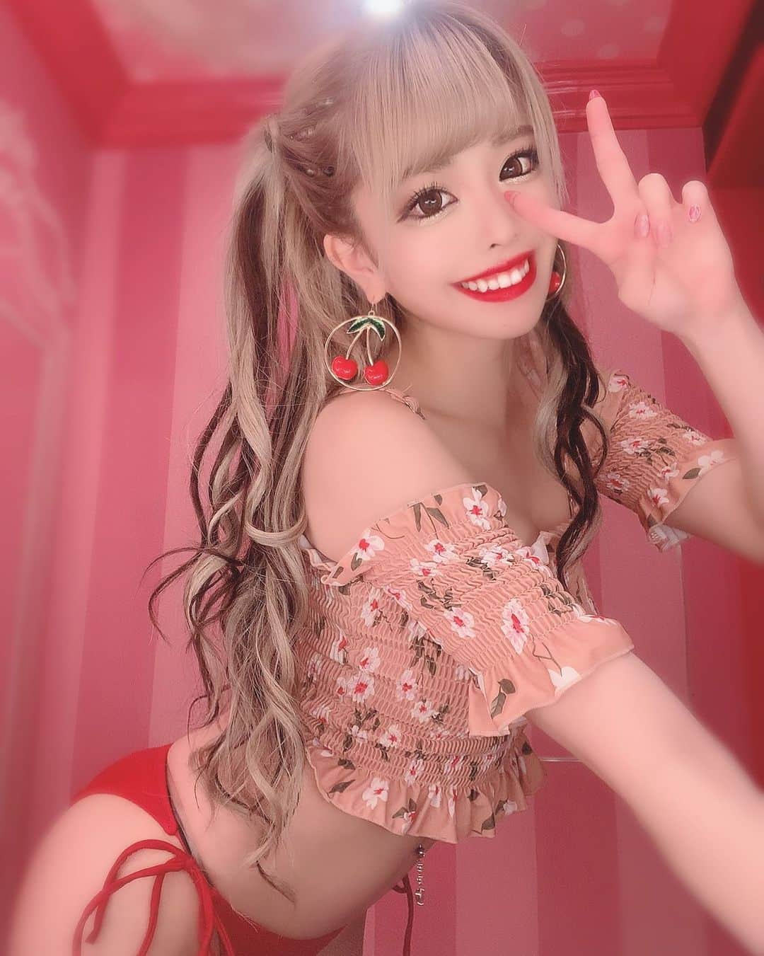 あんじゅのインスタグラム：「♡ ． この髪色にしてからハーフツインとかツインテールが似合うようになれた気がするう🐰🤍🤍 ． さくらんぼピアス久しぶりに付けたら可愛い🍒🍒💓 ． ． ．  #Burlesque #バーレスク #バーレスク東京 #大阪 #バーレスク大阪 #北新地 #ミナミ #キャバクラ #ホスト #歌舞伎町 #ダンサー #Japanesegirl #自発ください  #ロリ顔 #グラビア  #ピンクベージュ #ギャル #加工厨 #量産型 #太もも #むちむち #低身長女子 #雰囲気詐欺 #雰囲気好きな人いいね #自撮り界隈  #1mmでもいいなと思ったらいいね #被写体  #ハーフツイン #量産型ヲタク #腹筋女子」