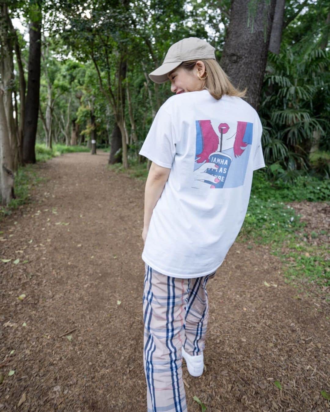 acaneのインスタグラム：「・ 《あのTシャツ再販します》 ・ 6月2日0:00〜 M〜XL ¥3,500 再販開始です🎉🎉🎉 BASEのアプリを取って、 『acane』をフォローかお気に入りしてね🥰 ・ 写真のacane着用サイズは、 5枚目だけXLです！ それ以外は全てLサイズきてるよ🤙💙」