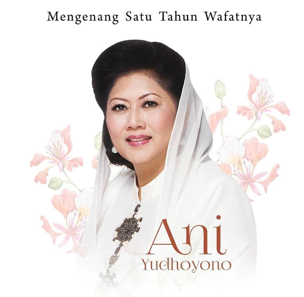 アニ・ユドヨノのインスタグラム：「Setahun Telah Kulalui “Istirahatlah Dengan Tenang Istriku Tercinta”  Alhamdulillah, tahun terberat dalam hidupku telah kulalui ~ 1 Juni 2019 - 1 Juni 2020. Setahun sudah Ani Yudhoyono, belahan jiwaku, menghadap Sang Pencipta, Allah SWT. Istirahatlah dengan tenang Memo, cintaku abadi bersamamu. Bawalah kenangan indah bersamaku dan semua orang yang sangat kau sayangi ~ Agus, Annisa dan Aira, serta Ibas, Aliya, Airlangga, Sakti dan Gayatri.  Aku berharap, di tahun-tahun mendatang aku makin kuat untuk melanjutkan hidupku yang baru. Hidup tanpa orang yang sangat kucintai. Terima kasih Tuhan, telah membimbingku dan memberikan pelajaran hidup yang amat berharga. Meskipun aku tak akan pernah menolak takdirku, terus terang amat berat aku menjalani kehidupan tanpa Ani. Kehilangan dan kesedihan masih membayangi hari-hariku yang panjang dan malam-malamku yang gelap.  Hari ini, 1 Juni 2020, ketika aku terbangun dari tidurku..... aku tersadar. Tersadar bahwa ini adalah hari yang baru dalam perjalanan hidupku. Perjalanan jiwa dan hatiku ke depan. Dalam perenungan panjang yang aku lakukan, kini aku tahu bahwa hidup hakikatnya juga tentang “merelakan”. Merelakan kepergian orang yang sangat dicintai.  Setahun ini, seraya terus beribadah dan belajar memahami makna hidup yang hakiki, aku juga melakukan “healing process” atas kepergian Ani. Tak mudah memang. Tapi harus kujalani. Aku harus mengisi lembaran hidupku, sambil mengenang masa-masa indah bersama Ani. Tentu aku berharap agar lembaran itu tak hanya terisi oleh cerita tentang kedukaan, yang saat ini memang belum hilang.  Selengkapnya klik di Fanpage @SBYudhoyono  https://www.facebook.com/notes/susilo-bambang-yudhoyono/setahun-telah-kulalui-istirahatlah-dengan-tenang-istriku-tercinta/3160928737306379/」