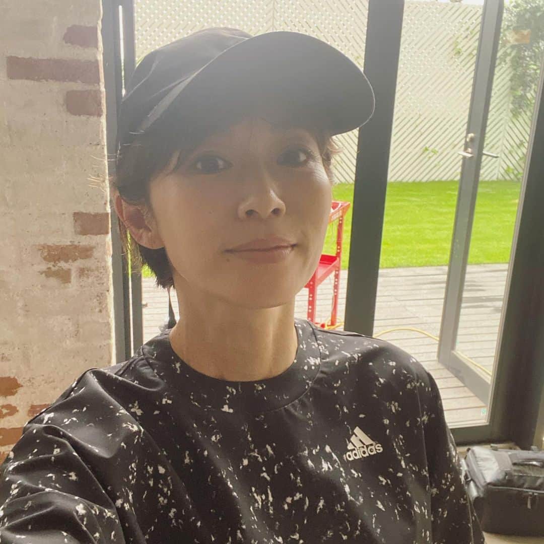 畑野ひろ子のインスタグラム：「撮影終わりに📷 今日は、adidas by HYKE のプルオーバー。朝から雨が降っていたので迷わずこれをセレクト😊」