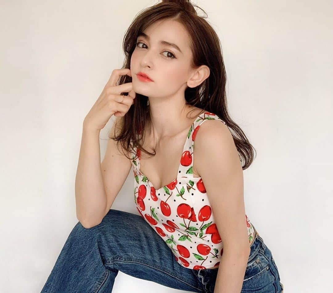 美女美容事情さんのインスタグラム写真 - (美女美容事情Instagram)「《チェリーガール🍒✨》⁠﻿ *⁠﻿ リポストを使って、素敵な写真📷✨を投稿されてる方を紹介させて頂く⠀⠀⠀⁠﻿ 【💄美女美容事情💅】のコーナーです✨⁠﻿ *⠀⠀⠀⠀⠀⠀⁠﻿ いいねやコメント、フォローして応援してね❤︎🥰🎶⁣⁠﻿ *⠀⠀⠀⠀⠀⠀⁠﻿ 今回ご紹介させて頂きますのは❤︎⁠﻿ 𝒦𝒶𝑜𝓇𝒾さん< @kaoriel1014 >の素敵なお写真📸⁠﻿ *⁠﻿ ⁠ビタミンが溢れてきそうなサクランボのキャミソール🥰⁠﻿ 普段は大人っぽい服装が多いから、たまには元気いっぱいの服を投稿してみようということで、撮影の合間にセルフィーした写真がこちらなのだそう😄💕⁠﻿ 透明感が美しいモデルさんですね🌟⁠﻿ *⠀⁠﻿ 𝒦𝒶𝑜𝓇𝒾さんのアカウントには他にも素晴らしい投稿が沢山ありますので是非覗いてみてくださいね💁‍♀️💙⁠﻿ *⠀⁠﻿ 𝒦𝒶𝑜𝓇𝒾さん< @kaoriel1014 >⁠﻿ 素敵な投稿ありがとうございました☺️📸✨⠀⠀⠀⠀⠀⠀⠀⁠﻿ *⠀⁠﻿ △▼△▼△▼△▼△▼△▼△▼△▼△▼⁠﻿ *⠀⁠﻿ ❤︎ビジョビ×ミスいちご2021❤︎⁠﻿ 🍓🍓🍓コラボオーディション開催中🍓🍓🍓⁠﻿ *⠀⁠﻿ 毎年多数の応募者の中から15名が選出される、全国のいちごのPRレディ🧡🍓💛⁠﻿ *⁠﻿ ✨「ミスいちご🍓」✨⁠﻿ *⁠﻿ 今年も「ミスいちご2021」では「ビジョビ」特別オーディションを開催‼️✨⁠﻿ *⠀⁠﻿ ⭐エントリー方法はお写真を投稿の際に、⁠﻿ 「 ♯ ビジョビ_ミスいちご2021 」⁠﻿ のハッシュタグをつけるだけ💁‍♀️🖋⁠﻿ *⠀⁠﻿ 投稿した方の中から1名を『ミスいちご🍓』として選出✨SNSだけでなくメディアでも活躍する、次世代のインフルエンサーを発掘・サポートします💎✨⁠﻿ *⠀⁠﻿ 『ミスいちご2021🍓』 ビジョビ枠に選ばれると⁠﻿ ○+●+○+●+○+●+○⁠﻿ ​*ビジョビでの定期的なフィーチャー‼️⁠﻿ *日本・世界で幅広い活動のチャンス❣️⁠﻿ *ファッションイベントのランウェイデビュー✨⁠﻿ *全国地上波への露出も🎥⁠﻿ etc..⁠﻿ ○+●+○+●+○+●+○⁠﻿ ​などなど仕事が盛りだくさん‼️🥰💕⁠﻿ *⠀⁠﻿ ⚠️応募締め切りは5/31→6/15に延長決定🙆‍♀️⚠️⁠﻿ 詳しい内容についてはプロフィールのストーリー・ハイライトをチェック👉✔️⁠﻿ *⠀⁠﻿ 投稿に、「 ♯ ビジョビ_ミスいちご2021 」をつけるだけ🍓⁠﻿ ご応募お待ちしております❤️⁠﻿ *⠀ ⠀⠀⠀⠀⠀⠀⠀⠀⠀⠀⠀⠀⠀⠀⠀⠀⠀⠀⠀⠀⠀⠀⠀⠀⠀⠀⁠﻿ △▼△▼△▼△▼△▼△▼△▼△▼△▼ ⠀⠀⠀⠀⠀⠀⠀⠀⠀⠀⠀⠀⠀⠀⠀⠀⠀⠀⠀⠀⠀⠀⠀⠀⠀⠀⠀⠀⠀⠀⠀⠀⠀⠀⁠﻿ *⠀⁠﻿ ❤🧡💛「美女美容事情」💚💙💜⠀⠀⠀⠀⠀⠀⠀⠀⠀⠀⠀⠀⠀⠀⁠﻿ 👇掲載ご希望の方は👇⠀⠀⠀⠀⠀⠀⠀⠀⠀⠀⠀⠀⠀⠀⠀⁠﻿ @b_b_j.jタグ付けと🖤 # ビジョビ⠀🖤タグ付けお願いします✨⠀⠀⠀⠀⠀⠀⠀⠀⠀⠀⠀⠀⠀⠀⠀⁠﻿ *⠀⁠﻿ △▼△▼△▼△▼△▼△▼△▼△▼△▼ ⁠﻿ ⁠#さくらんぼ柄 ⁠﻿ #キャミソール #タンクトップ ⁠﻿ #春服コーデ #春夏コーデ ⁠﻿ #きょこ #スタイル抜群 ⁠﻿ #美意識向上 #くびれ ⠀⁠﻿ #サラサラヘアー ⠀⁠﻿ #女子力 #女子力向上 ⁠﻿ #かわいい女の子 #美活⠀」6月1日 15時05分 - b_b_j.j