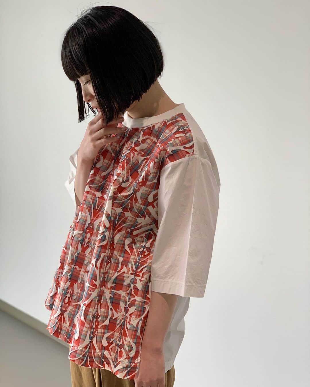 ネ・ネットのインスタグラム：「【 STAR Hunt Caravan KYOTO/opal ¥18,000+tax 】 デザイナー 髙島一精が産地を巡り、その出会いから生まれたひらめきで、そこでしかつくれないものをつくり、その魅力を伝える“STAR Hunt Caravan”。 第4弾となる今回は千年以上も長く、日本の都のあった京都にクローズアップ。 柄を出したい部分以外に薬品を染み込ませ、熱を加えて生地を溶かすことで表現する技法、「オパール加工」を用いてシンプルなTブラウスをつくりました。 ハリのある生地のため、身体のラインが出ず、1枚でもしっかり存在感があるアイテムです。長めの袖をロールアップしたり、裾をインしたりアレンジすることで、さまざまな着こなしが楽しめます。  #ネネット #nenet #新作 #new #spring #summer #2020 #collection #fashion #tokyo #japan #大人カジュアル #大人ネネット #otona_nenet #starhuntcaravan #kyoto #京都」