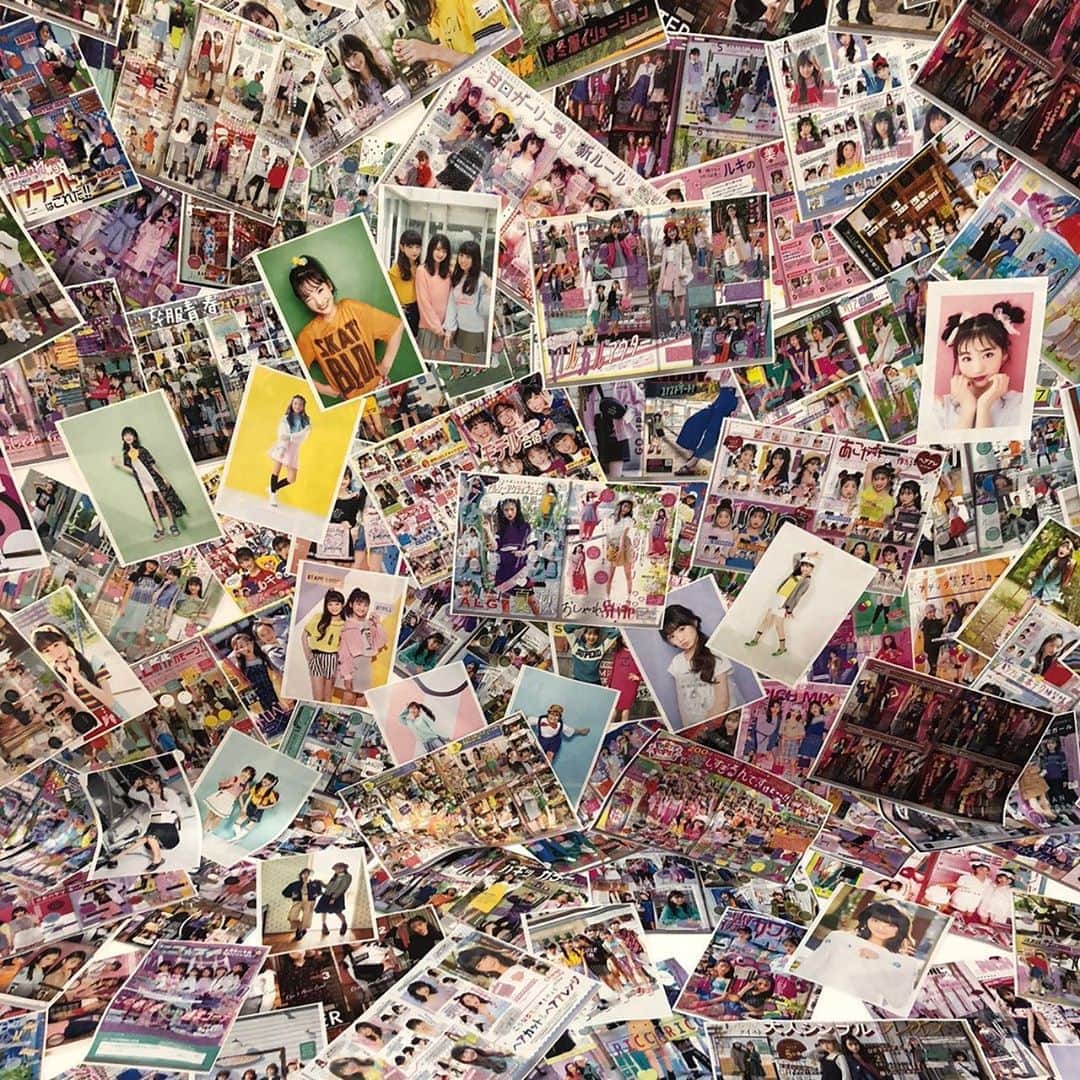 ニコ☆プチのインスタグラム：「﻿ 卒モ企画メインカットのセットはこんな感じ〜﻿ ﻿ 過去のニコ☆プチ誌面をたーくさん印刷して貼りつけたよ！﻿ ﻿ ﻿ ﻿ 思い出のページの数々に、プチモたちも笑ったり泣いたりしていました😋﻿ ﻿ ﻿ #ニコプチ﻿ #川本結月﻿ #入江美沙希﻿ #高比良由菜﻿ #関谷瑠紀﻿ #石山えこ﻿ ﻿ #丸山真亜弥﻿ #美月﻿ は準備中のため不在、ごめんね🙏」