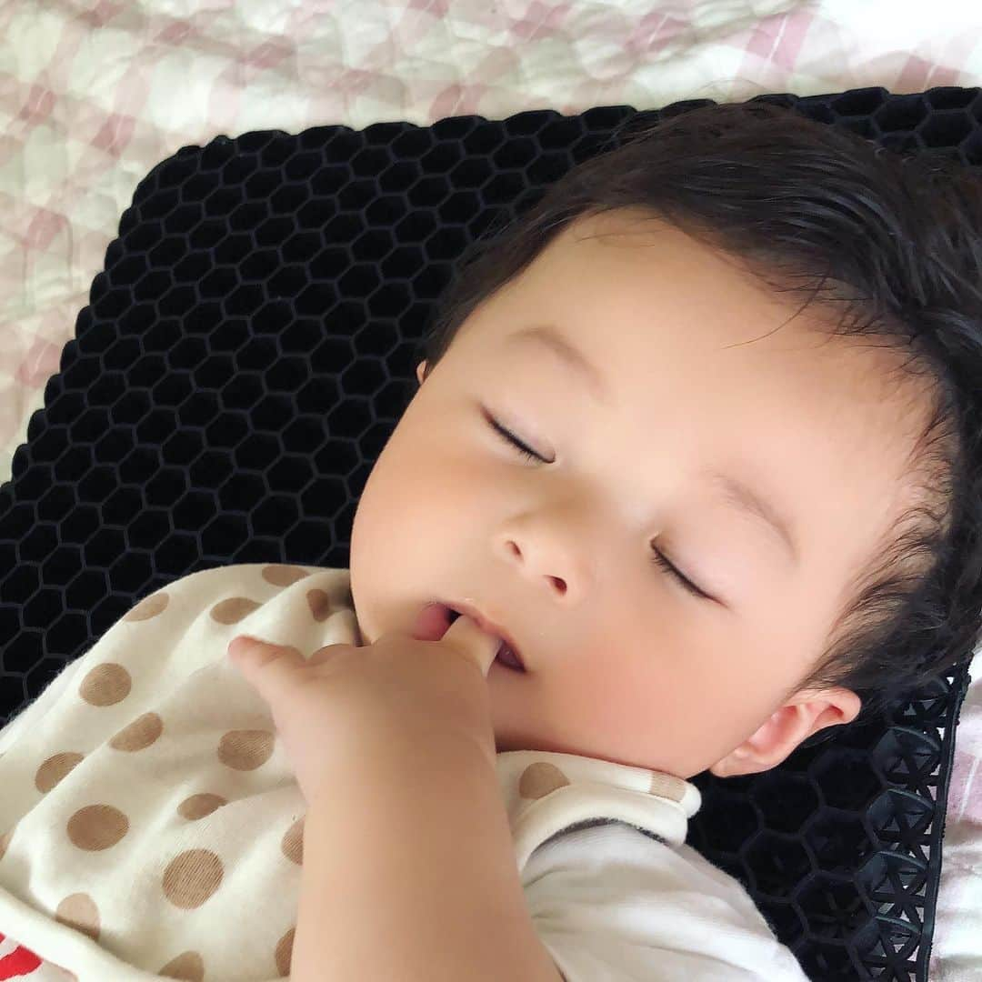 世手子さんのインスタグラム写真 - (世手子Instagram)「I went to a health check🏥 When I got home, I sterilized the mask by uv😷✨ My crying tired son took a nap with a gel cushion(つ･ω･(-ω-*)ｽﾔｧ.. Let's have fun and do our best tomorrow(*´꒳`*) https://www.amazon.co.jp/dp/B083HF98LX?ref=myi_title_dp 今のうちに #健康診断 に行ってきましたっっ 二時間いなかっただけで息子は 怒りの #大泣きだったらしーw じいちゃんばあちゃんお疲れ様でしたw Amazonの 『MTS  Dr.BLACK @mts_official_ig 』で購入した #ドクターブラック #クッション で #泣き疲れた 息子は #気持ちよくお昼寝 しましたw #ジョイントマット の上だと寝てくれないけど #フィット してくれる #ゲルクッション だと気持ちいいみたいねww #病院 から帰ったら @medikjapan の #マスク除菌ケース で #マスク除菌 しました(^^) 簡単入れるだけで #マスク #除菌 できちゃうっっ またいつ #マスク不足 になるかわからんから、こういうケース欲しかった(*^◯^*) #usb充電 で軽量なので持ち運びやすい(´∀｀=) #梅雨入り してるとこも多いので #乾燥 できる機能も嬉しいねぇ(°▽°) #生後6ヶ月 はかなり動きまくるから 椅子に座れない💦 #ジェルクッション は #子育てママ にはありがたいねー(^_^*) 我が子よ、明日は大泣きしないでねw #おうち時間 #家で過ごそう #うちで過ごそう  #stayhome #stayathome #ご機嫌さん #drblack  #sponsored #follop @follop.jp」6月1日 15時30分 - rojide