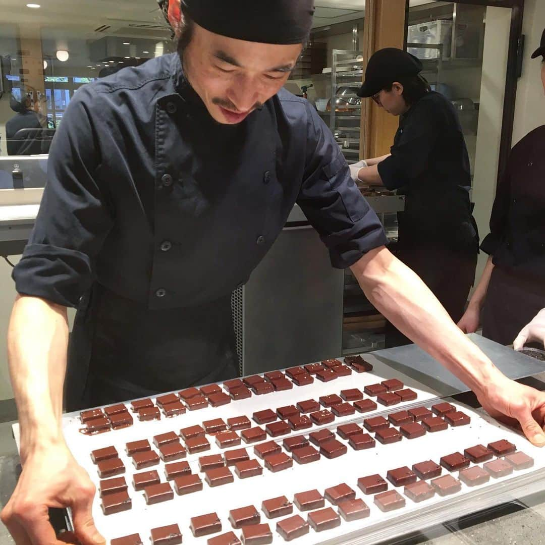 green bean to bar CHOCOLATEさんのインスタグラム写真 - (green bean to bar CHOCOLATEInstagram)「⠀ ⠀ ⠀ ある日のラボの様子。 ⠀⠀ ⠀ ラボは全面ガラス張りになっていて、イートインもできるカウンターから見える景色は、思わずずっと眺めていたくなります。 ⠀ ⠀ どんな作業が見れるかは、その日のお楽しみ🍫 ⠀ ⠀  #greenbeantobarchocolate  #beantobar #japanesebeantobar #chocolat #chocolate #craftchocolate #allhandmade #nakameguro #tenjin #cacao #cafe#カカオ #グリーンビーントゥバーチョコレート #中目黒  #日本橋 #天神 #チョコレート #ビーントゥバー #カフェ #ボンボンチョコレート」6月1日 15時31分 - greenbeantobar_chocolate