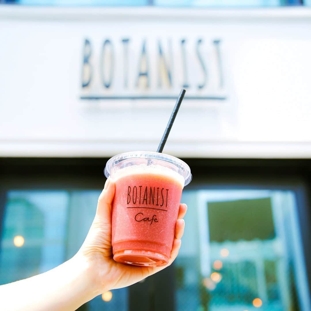 のインスタグラム：「【☀️OPEN🌿】 本日より、BOTANIST Tokyoは安全と安心への取り組みを徹底して、営業を再開いたします！ カフェメニューは、お持ち帰りもOK👌 入り口のメインディスプレイには、夏限定リフレッシュシリーズも新登場✨ ⠀⠀ アルコール消毒液の設置、ハンドウォッシュスペースもあり、ご自由にお使いいただけます。またカフェはソーシャルディスタンスを保てるよう、席数を減らしての営業となります。 ⠀⠀ ご不便、ご迷惑をおかけしますが、ご理解ご協力のほど何卒よろしくお願い致します。 ⠀⠀ 営業時間：11:00〜19:00 ⠀⠀ ※ ご来店当日に体調に不安のある方は、どうぞご無理をなさらず今一度ご検討いただき、万全な状態で当店のサービスをお楽しみいただければ幸いです。 ⠀⠀ #BOTANIST #ボタニスト #botanisttokyo #ボタニストトウキョウ ⠀⠀ 🛀@botanist_official 🌍@botanist_global 🇨🇳@botanist_chinese」