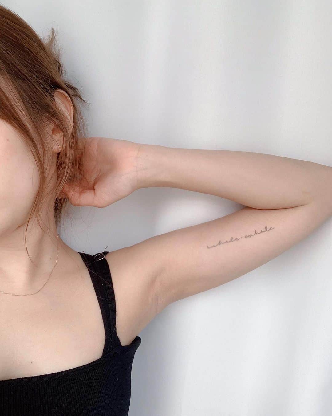 Lilmeさんのインスタグラム写真 - (LilmeInstagram)「2週間楽しめるorganic tattoo 🍋 前々から入れてみたかった箇所に貼ってみた🖤 2週間後にはまた違うデザインが楽しめるのがいいよね！！﻿@inkbox_japan #オーガニックタトゥー#タトゥー#tattoo#tattooart」6月1日 15時41分 - lilme_official